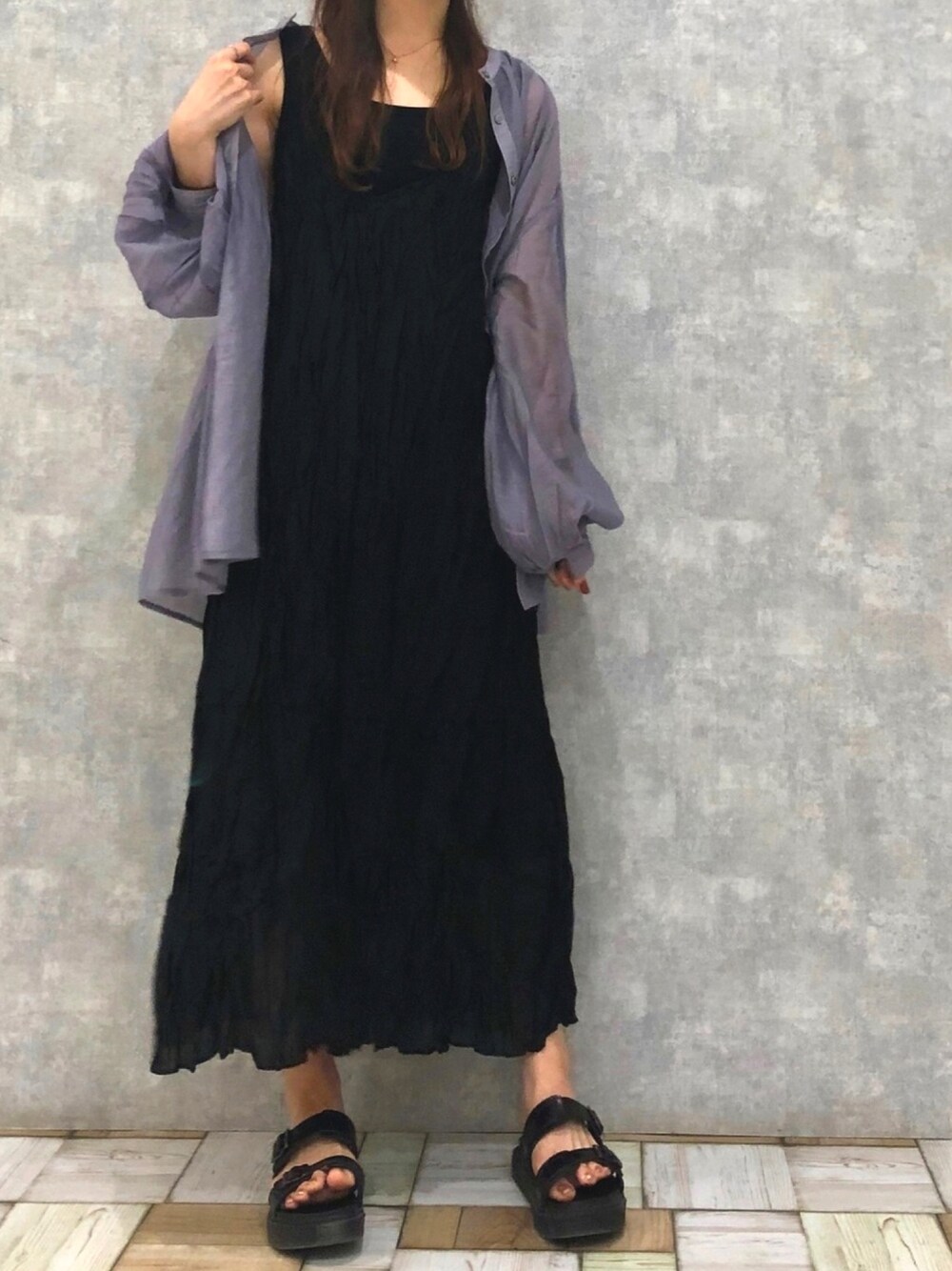 ブラック系のワンピース、パープル系のシャツ/ブラウスを着用したレディースの夏コーディネートの1枚目の写真