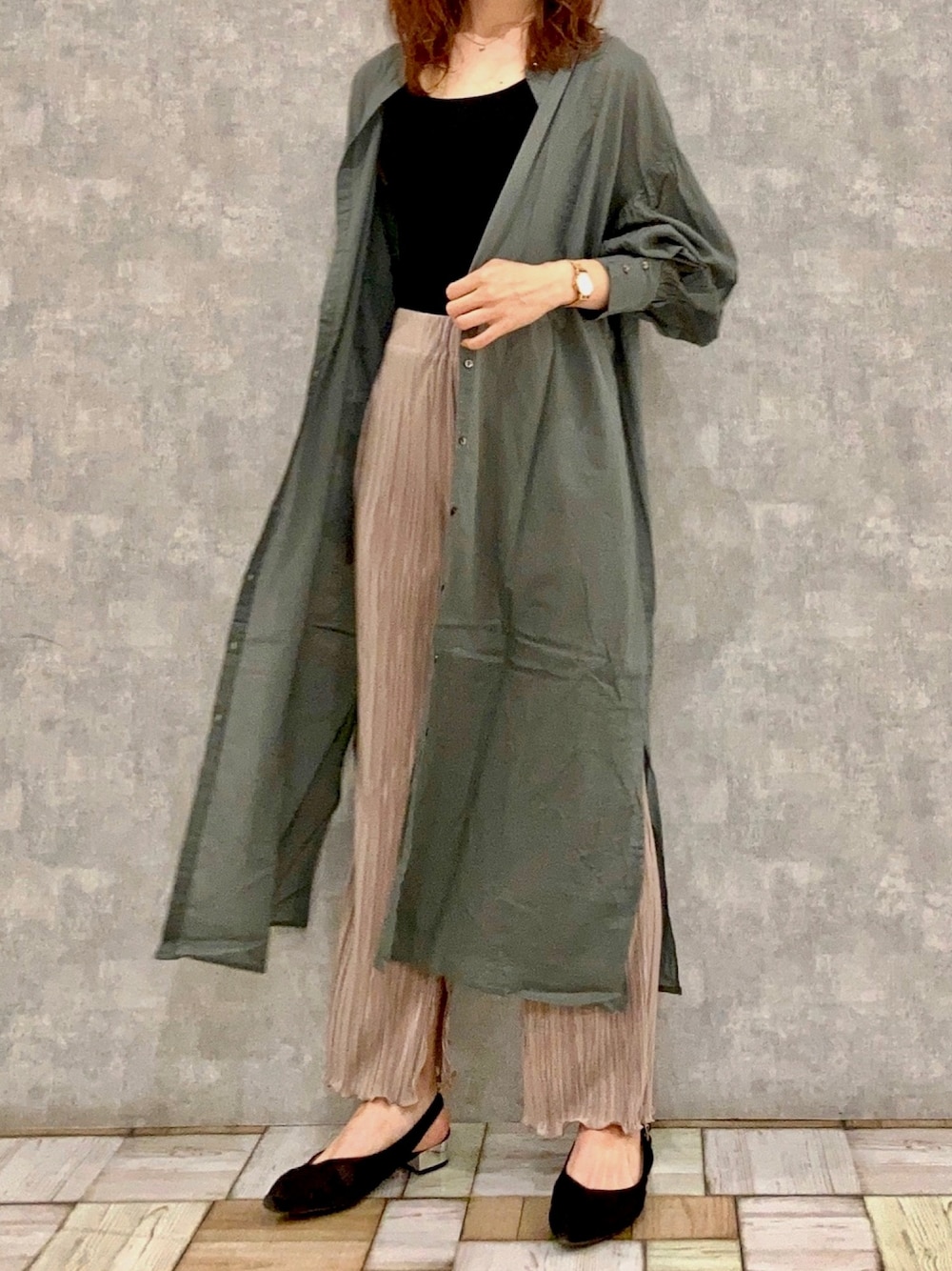 グリーン系のシャツワンピース、ベージュ系のその他パンツを着用したレディースの秋コーディネートの1枚目の写真
