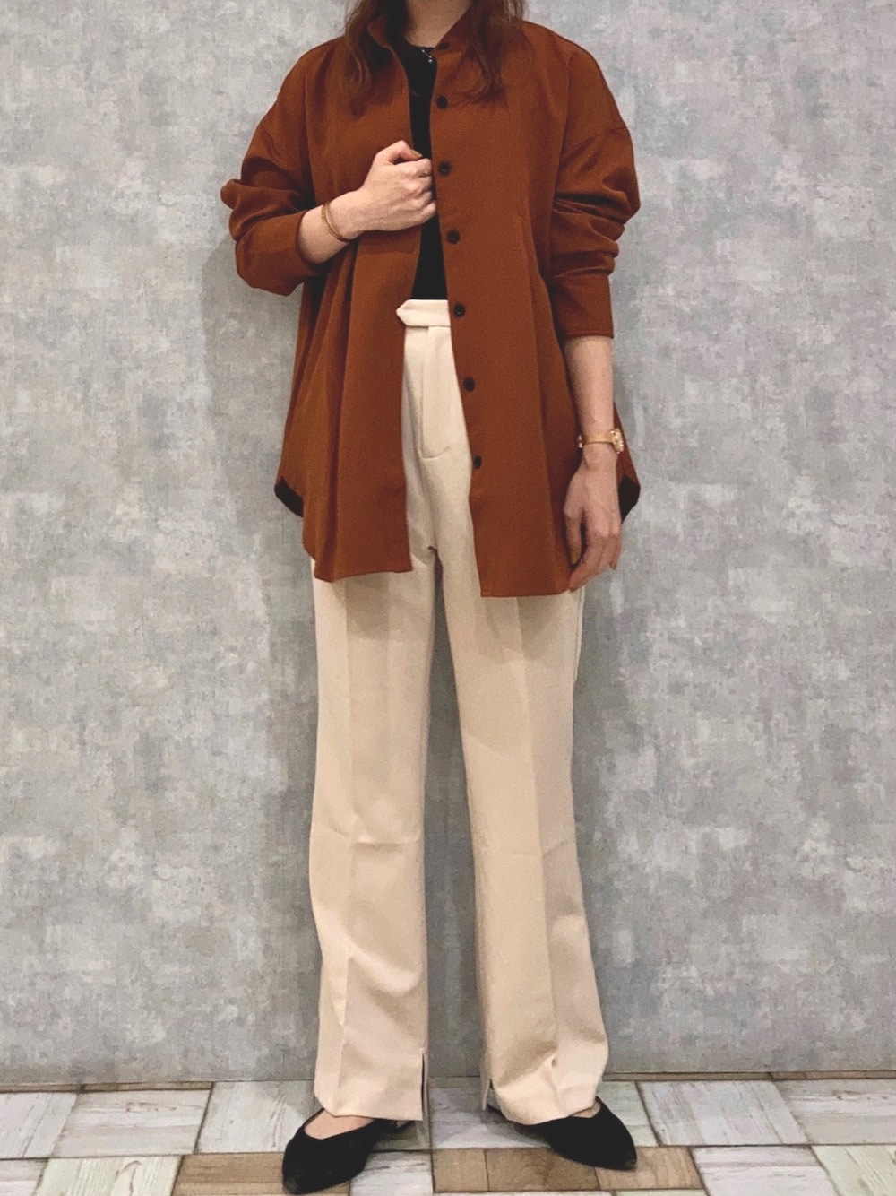 ブラウン系のシャツ/ブラウス、ベージュ系のスラックスを着用したレディースの秋コーディネートの1枚目の写真