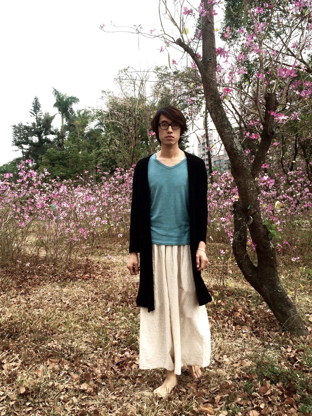 「spring、杜鵑」｜「手染麻のアイテム（パンツ、ベージュ系）」を使った、ilichuさん（メンズ・185cm）の春コーディネートの1枚目の写真