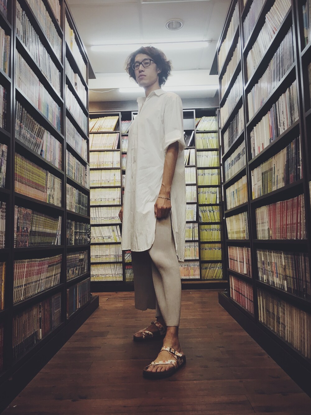 「mooncatのアイテム（チノパンツ、ベージュ系）」を使った、ilichuさん（メンズ・185cm）の夏コーディネートの1枚目の写真