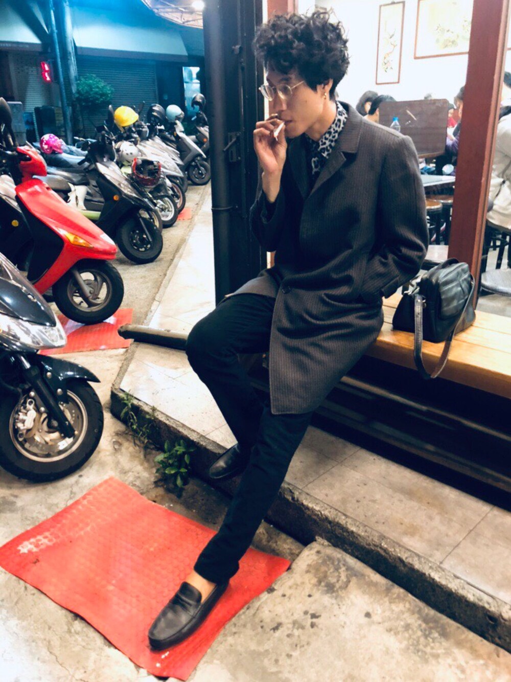「Guessのアイテム（チノパンツ、ブラック系）」を使った、ilichuさん（メンズ・185cm）の秋コーディネートの1枚目の写真