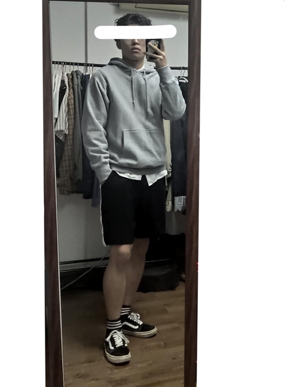 グレー系のパーカー、ホワイト系のシャツ/ブラウス、ブラック系のカーゴパンツを着用したメンズの秋コーディネートの1枚目の写真