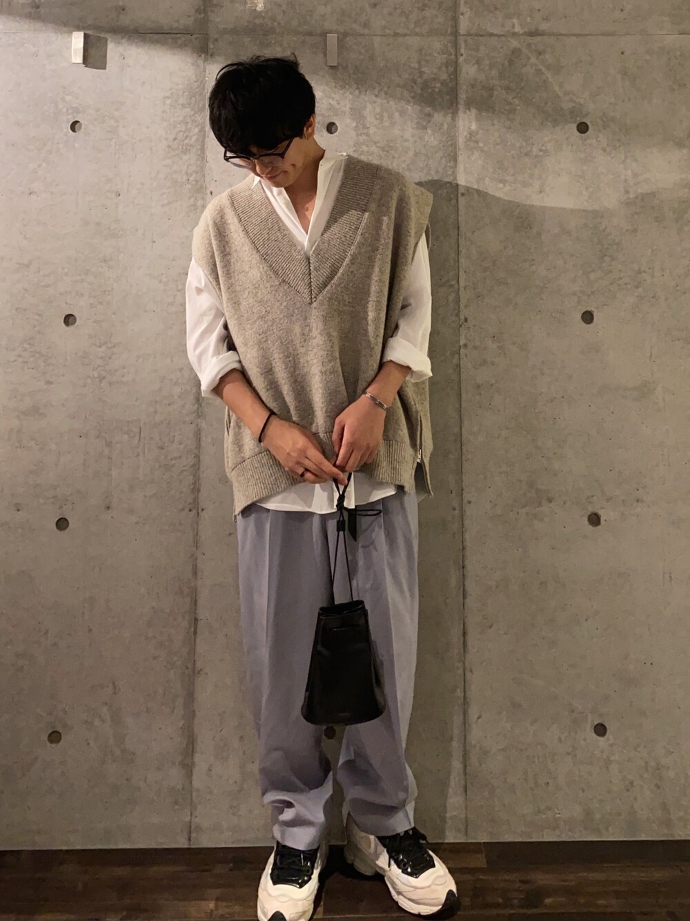 「ベージュ、オーバーサイズ、ベスト、白シャツ、スラックス、OLIVER PEOPLES、UNUSED、Comme des Garcons SHIRT、MARNI、adidas by RAF SIMONS」｜「OLIVER PEOPLESのアイテム（メガネ、ブラウン系）」を使った、tkmnさん（メンズ・174cm）の春コーディネートの1枚目の写真