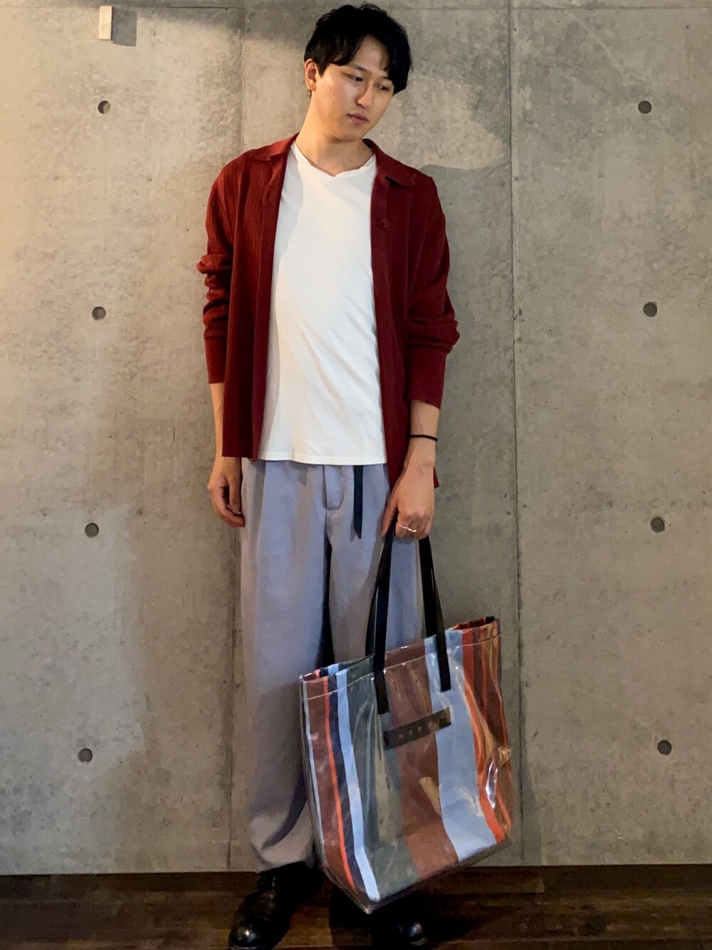 「カーディガン、白Tシャツ、ワイドパンツ、トートバッグ、driesvannoten、Maison Margiela、MARNI、JILSANDER、お洒落さんとつながりたい、大人カジュアル」｜「DRIES VAN NOTENのアイテム（カーディガン/ボレロ、レッド系）」を使った、tkmnさん（メンズ・174cm）の春コーディネートの1枚目の写真