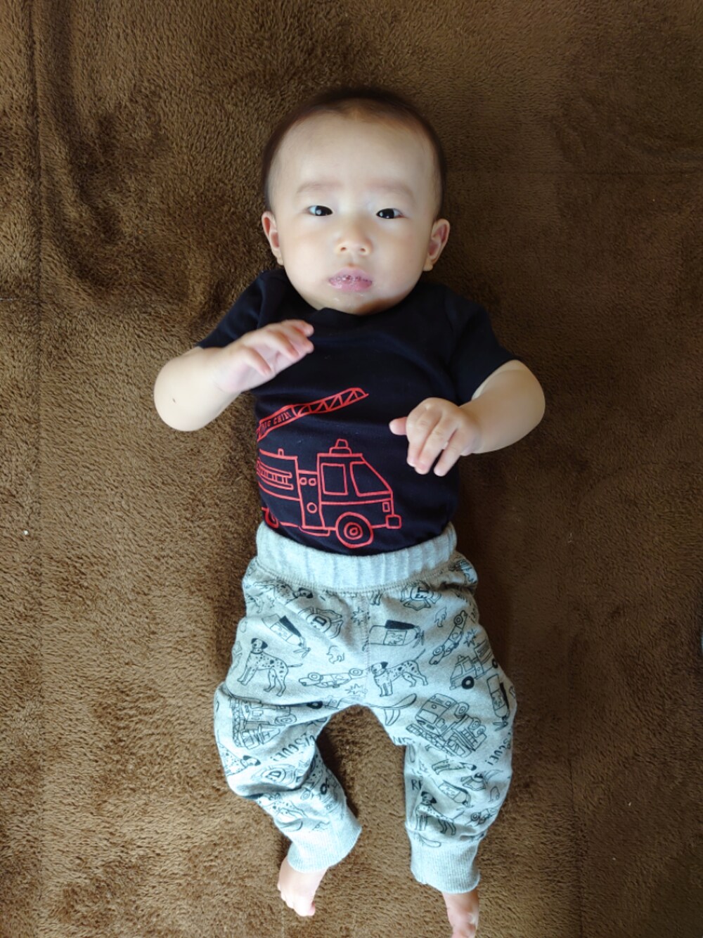 「おうちファッション、男の子コーデ、ベビーファッション、生後5ヶ月」｜「Carter'sのアイテム（ロンパース、ブルー系）」を使った、mishu.さん（キッズ・60cm）の春コーディネートの1枚目の写真
