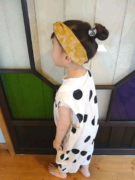 「部屋撮り」｜「アイテム（オールインワン・サロペット）」を使った、mishu.さん（キッズ・100cm）の春コーディネート