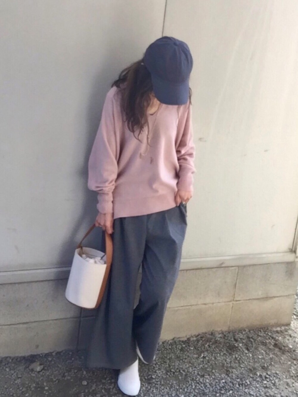 「スリッポン、ガウチョパンツ、バケツバッグ、Discoat Parisien WOMENS、ピンクニット、グレー、カジュアルコーデ、キャップ」｜「Discoat ParisienのTRPu起毛タックガウチョパンツ（その他パンツ、グレー系）」を使った、しずさん（レディース・156cm）の冬コーディネートの1枚目の写真