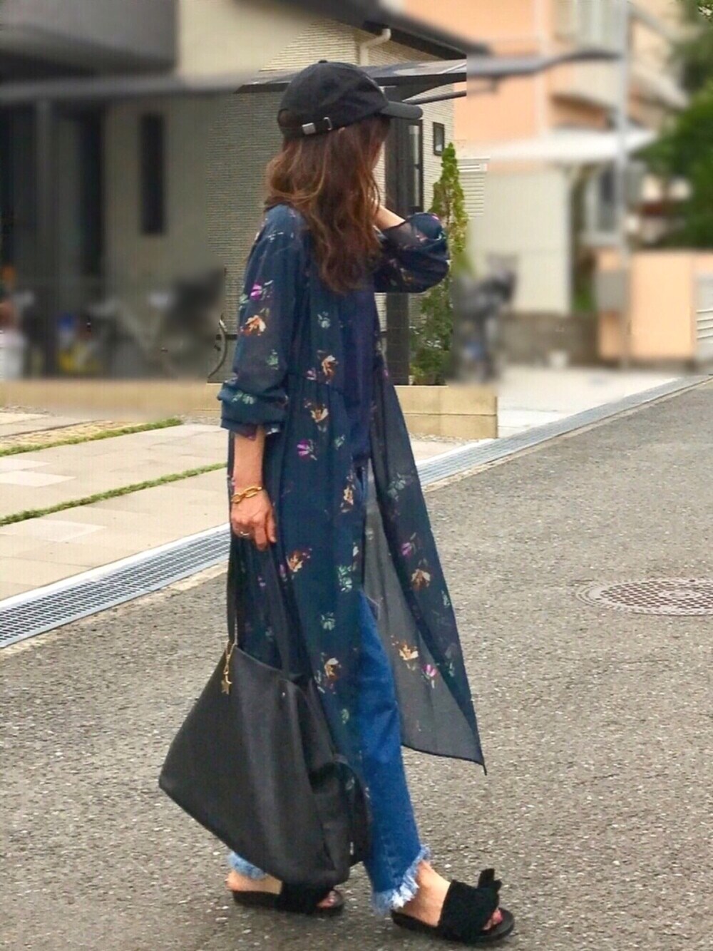 「花柄ｶﾞｳﾝ、フリンジデニム、デカバッグ、リボンサンダル、Discoat Parisien、キャップ、花柄ワンピ、ネイビー、トートバッグ」｜「Discoat Parisienのフットベットリボンサンダル（サンダル、ブラック系）」を使った、しずさん（レディース・156cm）の夏コーディネートの1枚目の写真