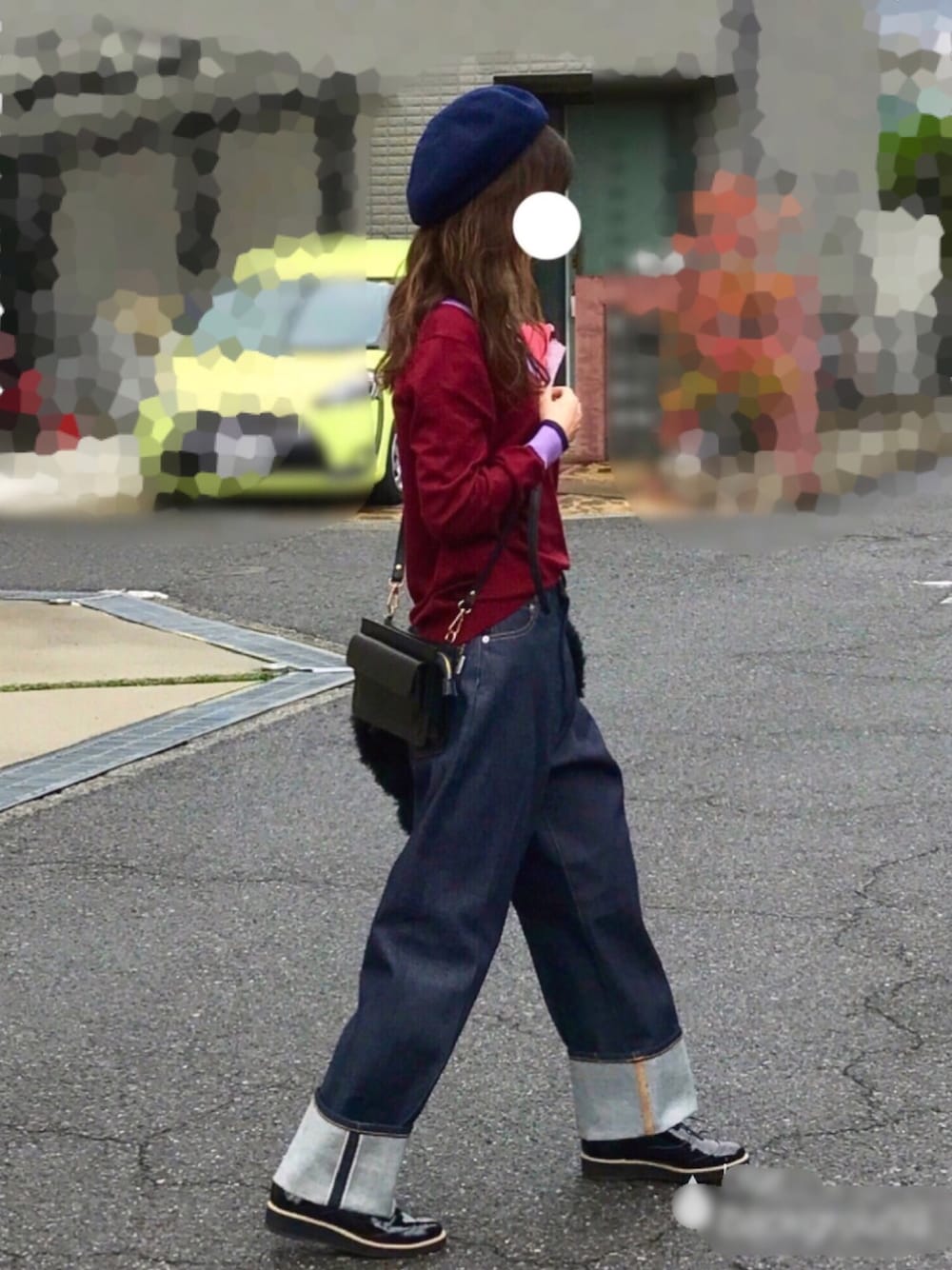 「ベレー帽、ラインニット、折り返しデニム、秋のコーデ、パンツスタイル、ショルダーバッグ、ドレスシューズ、ボルドー、Vネック、ネイビー」｜「SENSE OF PLACE by URBAN RESEARCHのニットベレー（ハンチング/ベレー帽、ブルー系）」を使った、しずさん（レディース・156cm）の秋コーディネートの1枚目の写真