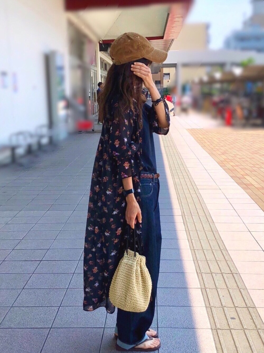 「休日スタイル、花柄ワンピース、ガウンコーデ、ワイドデニム、ネイビー、キャップ、ラクチンコーデ、ビーサン、パンツスタイル、冷房対策」｜「STUDIOUSのシアーガウンワンピース（ワンピース、ブラック系）」を使った、しずさん（レディース・156cm）の夏コーディネートの1枚目の写真