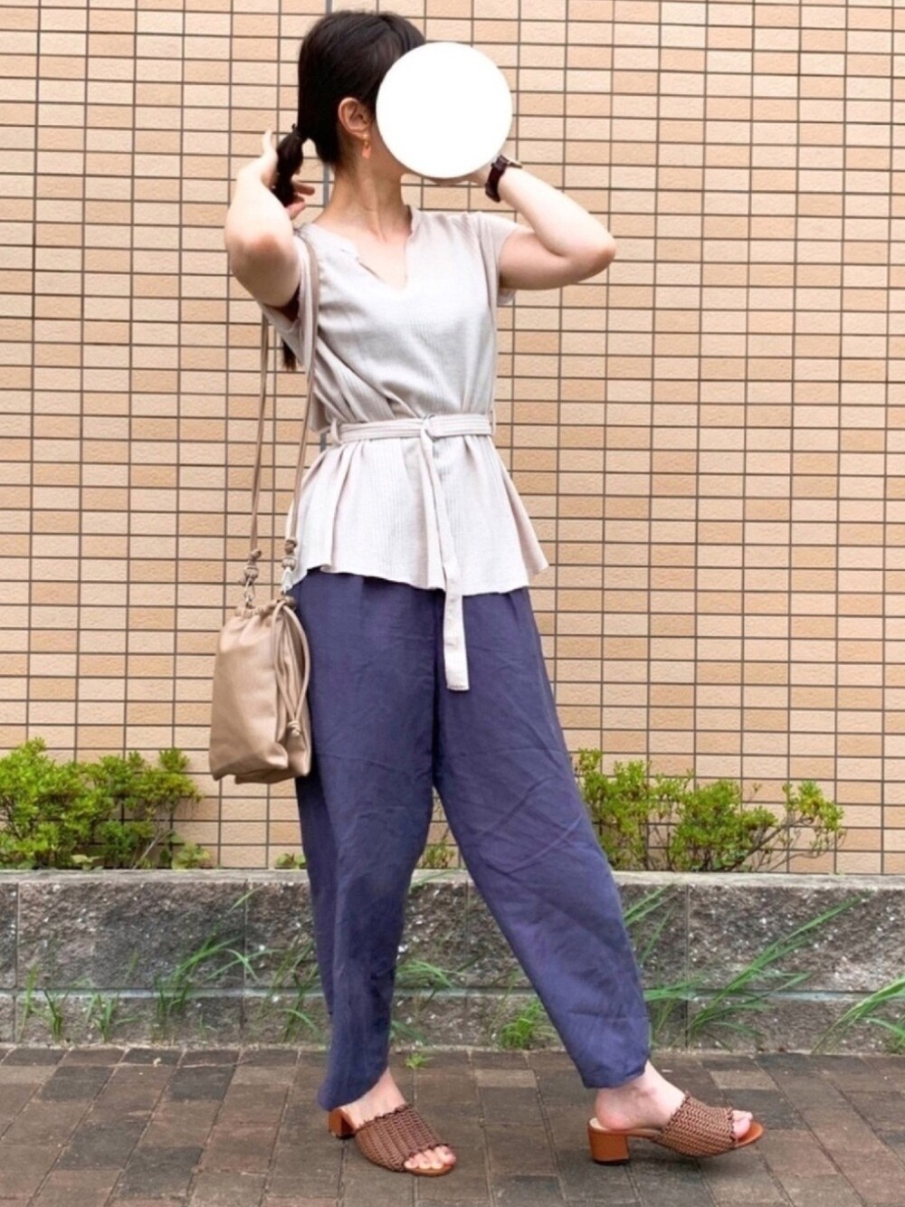 ブラウン系のサンダル、ブルー系のその他パンツ、ベージュ系のTシャツ/カットソーを着用したレディースの秋コーディネートの1枚目の写真