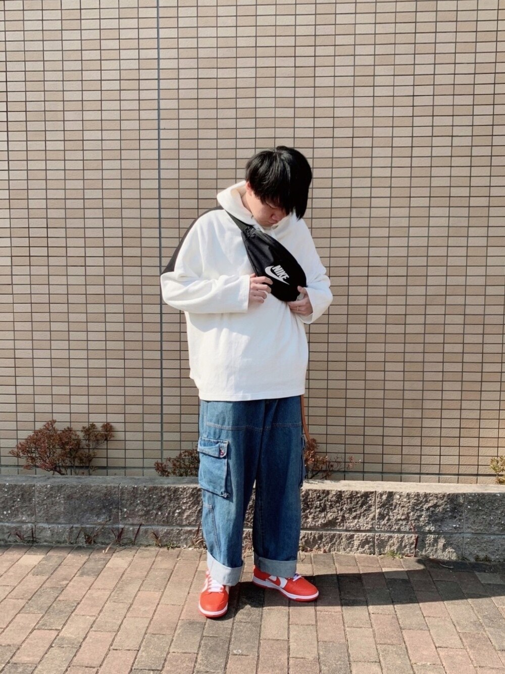 「いいね、save、フォローお願いします🤑、春コーデ、ラフ、デニムパンツ、スニーカー、NIKE、休日スタイル、簡単コーデ、かんたんコーデ、オーバーサイズ」｜「古着のアイテム（パンツ、ブルー系）」を使った、みょちゃさん（メンズ・178cm）の春コーディネートの1枚目の写真