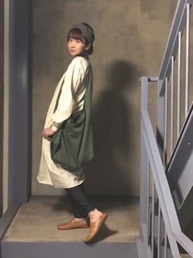 「YAECA」｜「アイテム（ワンピース/ドレス）」を使った、階段暮らしのウルカマラさん（レディース・154cm）の春コーディネート