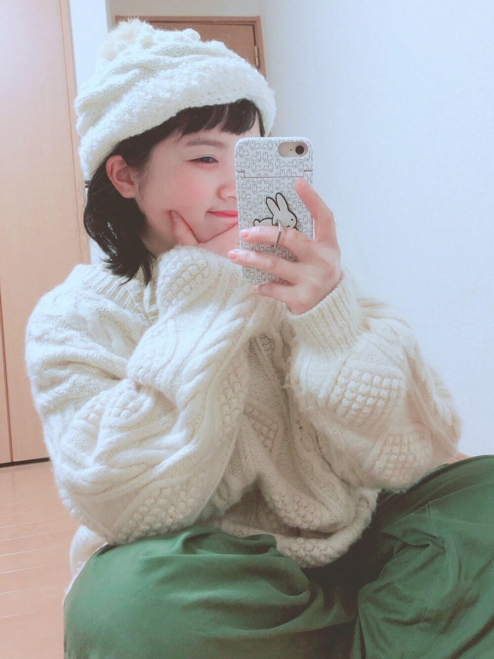 「ニット帽、ベレー帽、ポンポン帽子、フィッシャーマンニット、白ニット、ベイカーパンツ、ビーニー、ホワイトコーデ、カオリノモリ、古着」｜「古着のアイテム（ニット/セーター、ホワイト系）」を使った、ミミさん（レディース・153cm）の冬コーディネートの1枚目の写真