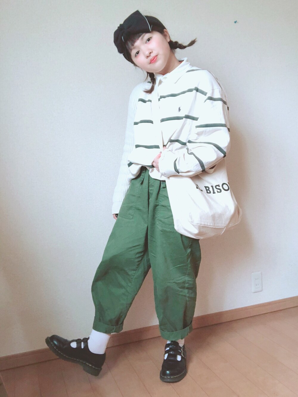 ホワイト系のポロシャツ、グリーン系のその他パンツ、ブラック系のその他シューズを着用したレディースの春コーディネートの1枚目の写真