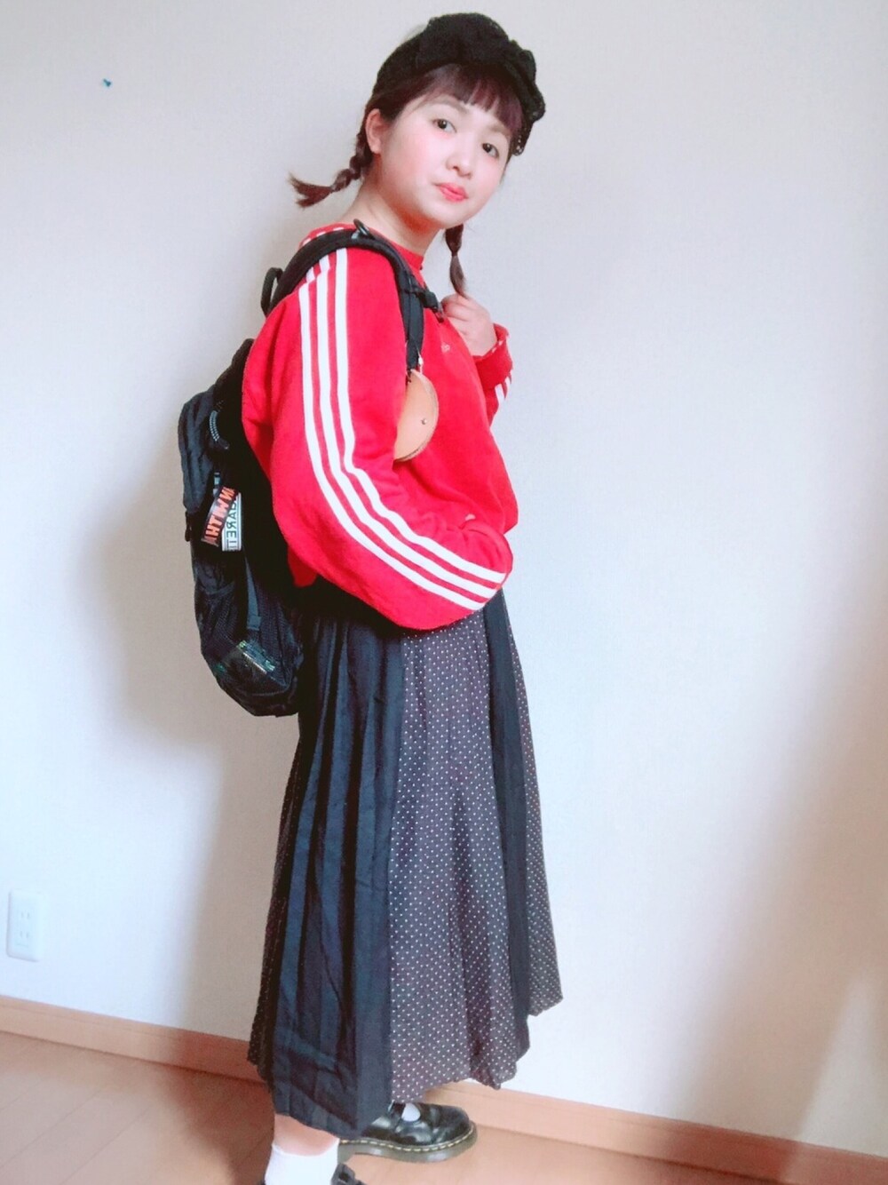 「カオリノモリ、ターバン、ヘアバンド、トラックパンツ、プリーツスカート、ドット、古着、スウェット、パーカー、スポーツミックス」｜「kaorinomoriの【カオリノモリ】リーリエレーシー 　ターバン（ヘアバンド、ブラック系）」を使った、ミミさん（レディース・153cm）の春コーディネートの1枚目の写真