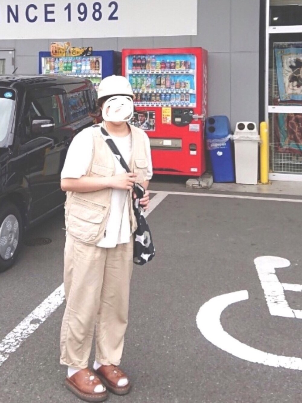 ベージュ系のベスト、ブラック系のショルダーバッグ、ベージュ系のパンツを着用したレディースの夏コーディネートの1枚目の写真