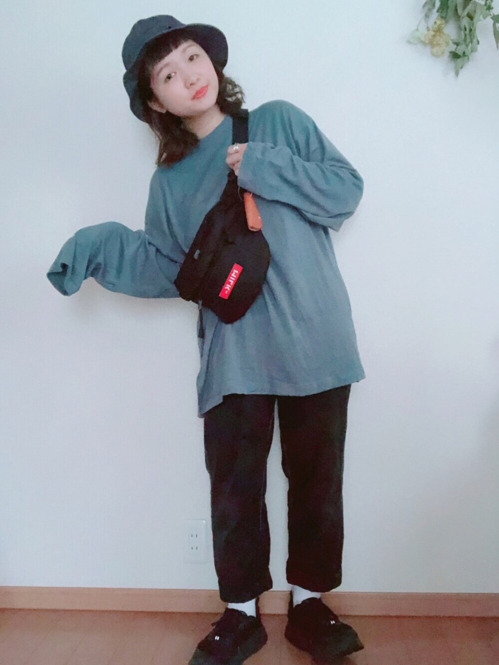 「バケットハット、水色、ロングスリーブ、テーパードパンツ、ウエストポーチ、オーバーサイズ、メンズライク、ボーイッシュ、スケータースタイル、ブルー」｜「MILKFED.のMINI FANNYPACK BAR（ボディバッグ/ウエストポーチ、レッド系）」を使った、ミミさん（レディース・153cm）の秋コーディネートの1枚目の写真