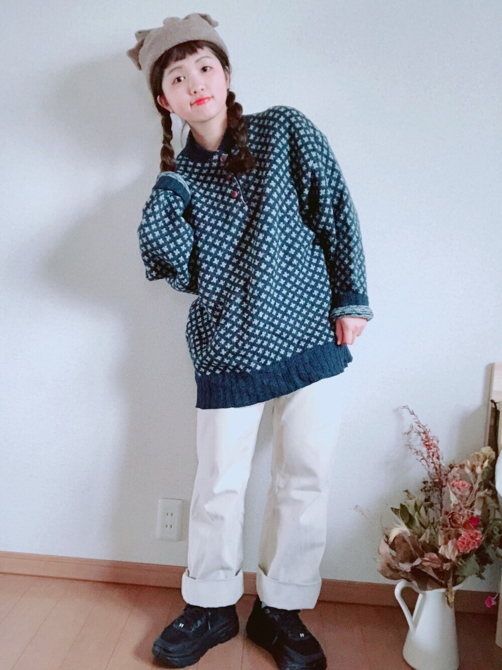 「総柄、ニット、寒色系、青、ホワイトパンツ、ホワイト、トーク帽、チノパン、古着、古着MIX」｜「Eddie Bauerのアイテム（ニット/セーター、ブルー系）」を使った、ミミさん（レディース・153cm）の冬コーディネートの1枚目の写真