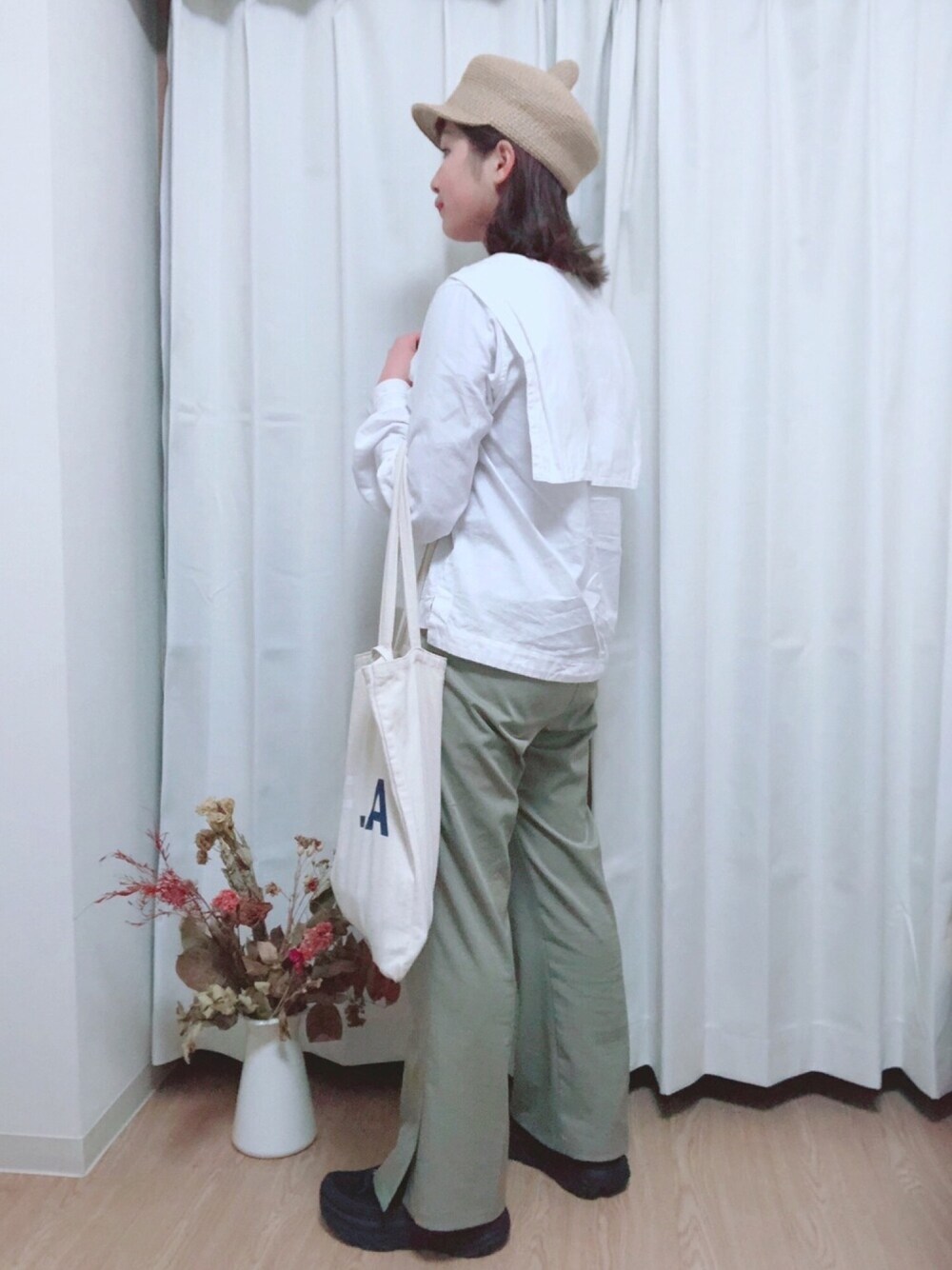 「カラーパンツ、スラックス、センタープレスパンツ、キャスケット、むぎわら帽子、セーラーカラー、キャンバストート、フレアパンツ、白ブラウス、パステルカラー」｜「BEAMS BOYのアイテム（シャツ/ブラウス、ホワイト系）」を使った、ミミさん（レディース・153cm）の春コーディネートの1枚目の写真
