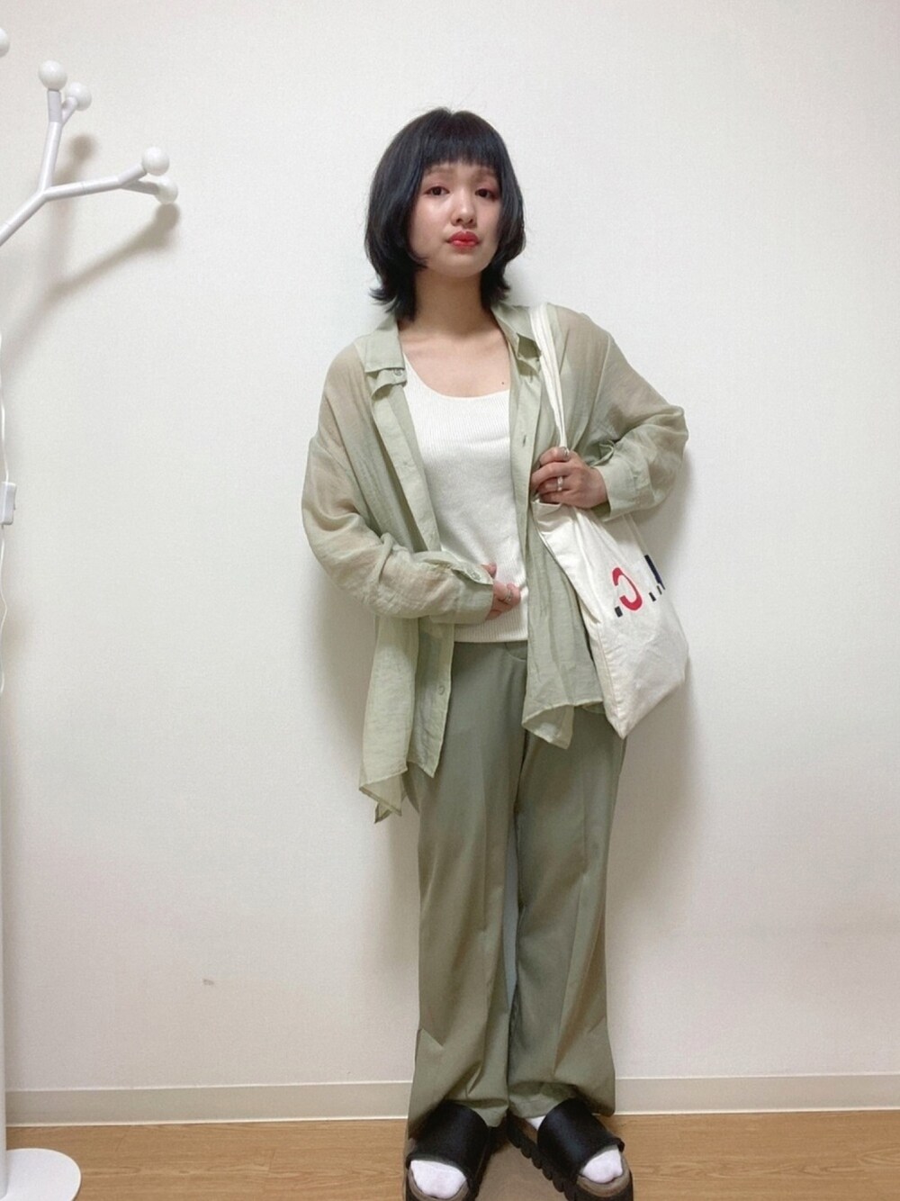 「シャツ好き集まれ、シアーシャツ、プチプラコーデ、グリーン、ワントーンコーデ、リブタンクトップ、リブパンツ、透けトップス、サンダルに靴下、シースルー」｜「WEGOのWEGO/センタープレスパンツ（スラックス、グリーン系）」を使った、ミミさん（レディース・153cm）の夏コーディネートの1枚目の写真