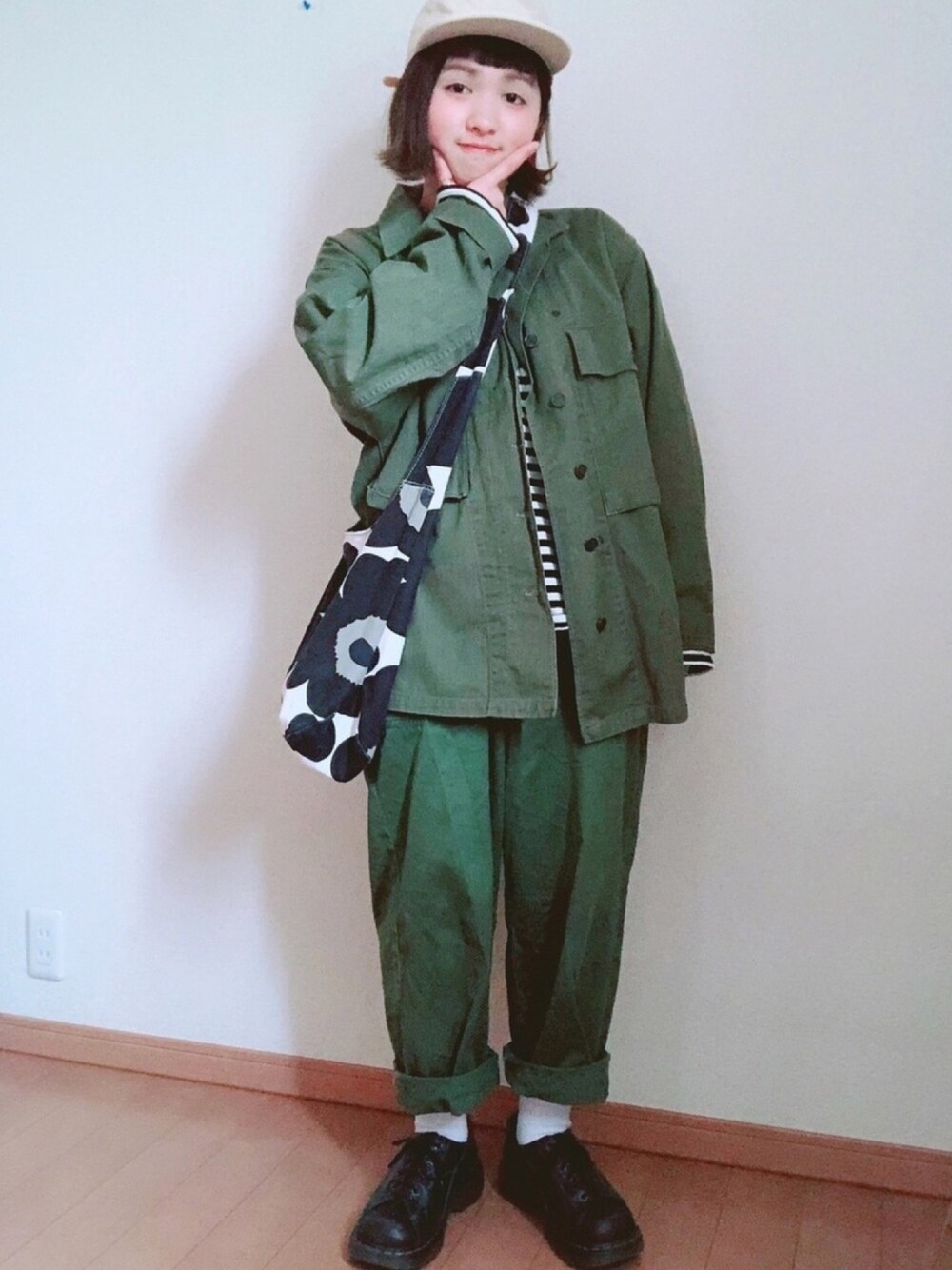 「平成最後のWEARISTAセンバツ、軍モノ、メンズライク、ボーイッシュ、ミリタリージャケット、カーキ、カーキパンツ、ワントーンコーデ、マリメッコ、セットアップ」｜「marimekkoのUNIKKO / clover（ショルダーバッグ、ブラック系）」を使った、ミミさん（レディース・153cm）の春コーディネートの1枚目の写真