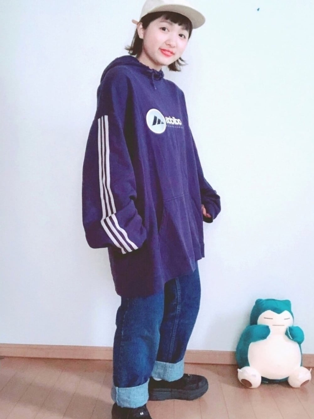 「パーカー、古着、ホカオネオネ、キャップ、メンズライク、ボーイッシュ、adidas、Levi's、トラックパンツ、ロールアップ」｜「adidasのWEGO 心斎橋店（パーカー、パープル系）」を使った、ミミさん（レディース・153cm）の春コーディネートの1枚目の写真