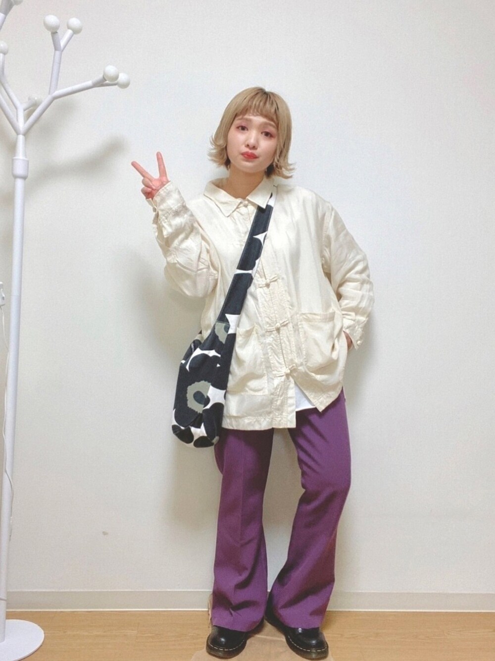 「ラブアンドピース2020、チャイナシャツ、カラーパンツ、スラックス、フレアパンツ、パープル、柄、プチプラコーデ、秋のコーデ、紫」｜「JEANASISのキュプラチャイナシャツ/896490（シャツ/ブラウス、ホワイト系）」を使った、ミミさん（レディース・153cm）の秋コーディネートの1枚目の写真