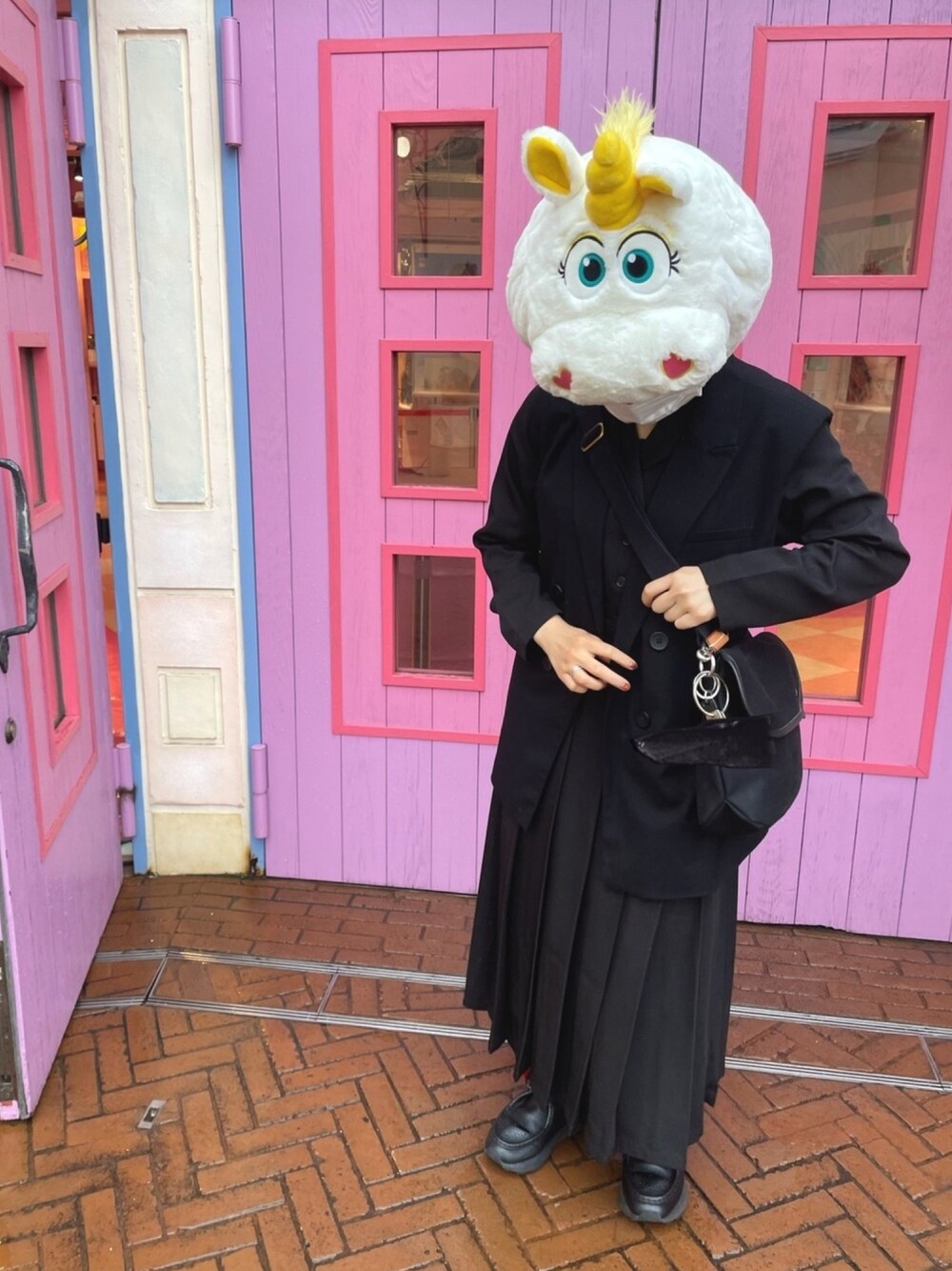 「プリーツワンピース、プリーツスカート、ロングワンピース、オールブラック、ブラックコーデ、ショルダーバッグ、革靴、ベスト、マキシ丈ワンピース、ブラック」｜「Hender Schemeのkarabiner（キーケース/キーアクセサリー、ベージュ系）」を使った、ミミさん（レディース・153cm）の春コーディネートの1枚目の写真