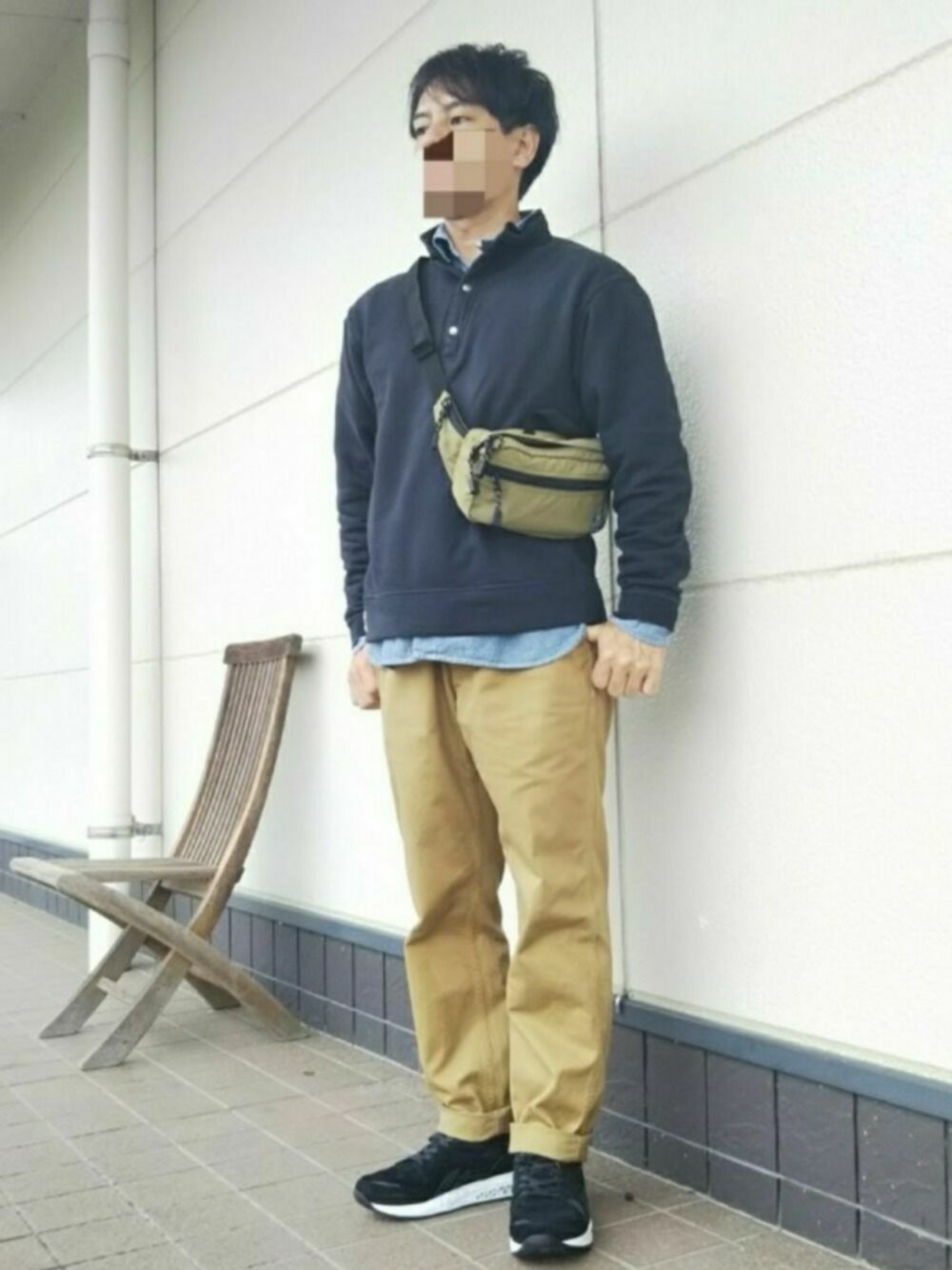 「アメカジ、チノパン、レイヤードスタイル、おっさん、低身長、CHUMS、ウエストポーチ、MEI、おっさんカジュアル」｜「MEIのMEI メイ OLDBASIC HIPSHOT/ボディバッグ（ボディバッグ/ウエストポーチ、グリーン系）」を使った、momentさん（メンズ・164cm）の春コーディネートの1枚目の写真
