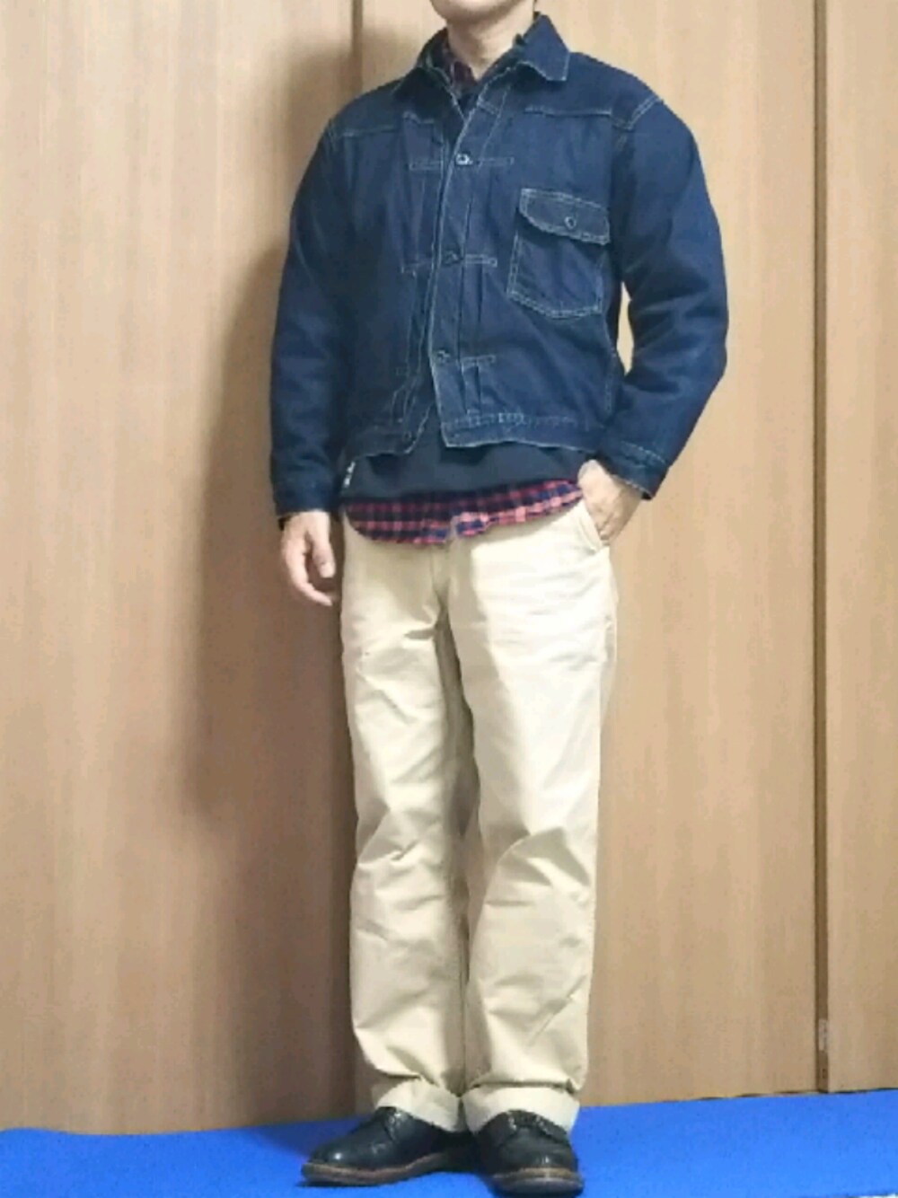 「おっさん、低身長、秋冬コーデ、デニムジャケット×チノパンツ、デニム×ベージュ、デニムジャケット、チェックシャツ、チノパン」｜「SUGAR CANEのアイテム（デニムジャケット、ブルー系）」を使った、momentさん（メンズ・164cm）の秋コーディネートの1枚目の写真