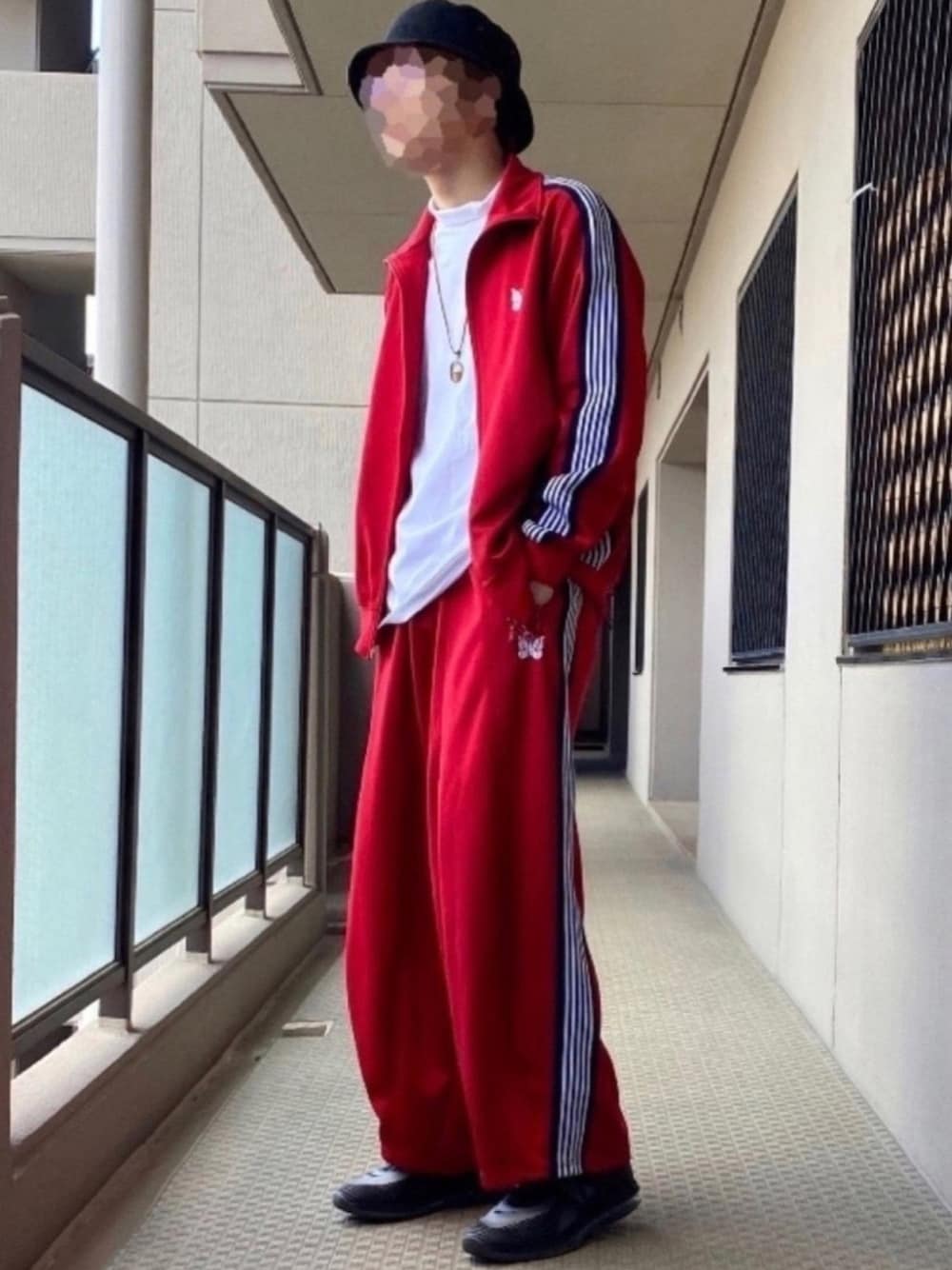 「スニーカー、セットアップ、NIKE、赤、ジャージ、スニーカーコーデ、トラックパンツ、トラックジャケット、バケットハット、モックネック」｜「newhattanのnewhattan / ウォッシュド コットン ツイル バケットハット（ハット、ブラック系）」を使った、ゆう₍ ᐢ. ̫ .ᐢ ₎さん（メンズ・171cm）の秋コーディネートの1枚目の写真