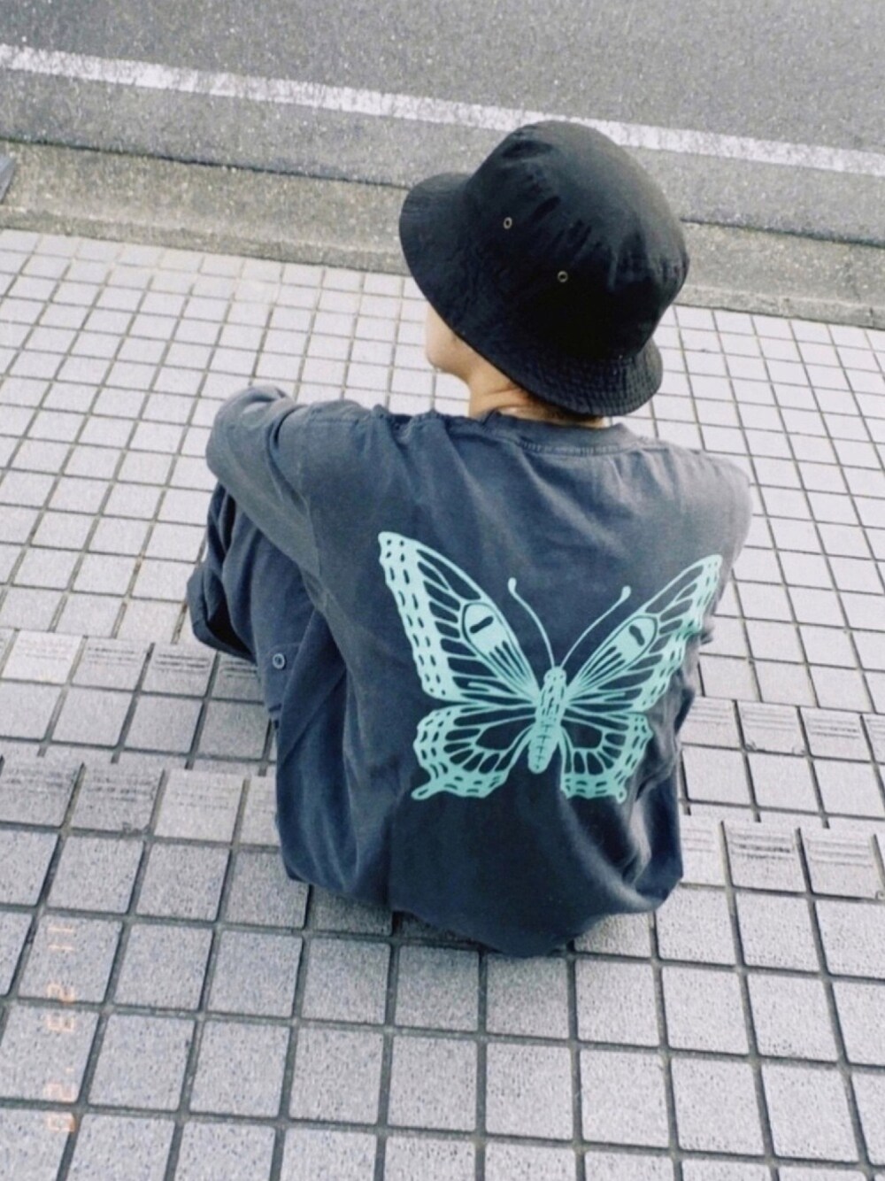 「GDC、ロンT、大学生、ootd、バケットハット、ストリートコーデ、くすみカラー、おしゃれさんと繋がりたい、Girls don't cry」｜「newhattanのnewhattan / ウォッシュド コットン ツイル バケットハット（ハット、ブラック系）」を使った、ゆう₍ ᐢ. ̫ .ᐢ ₎さん（メンズ・171cm）の秋コーディネートの1枚目の写真
