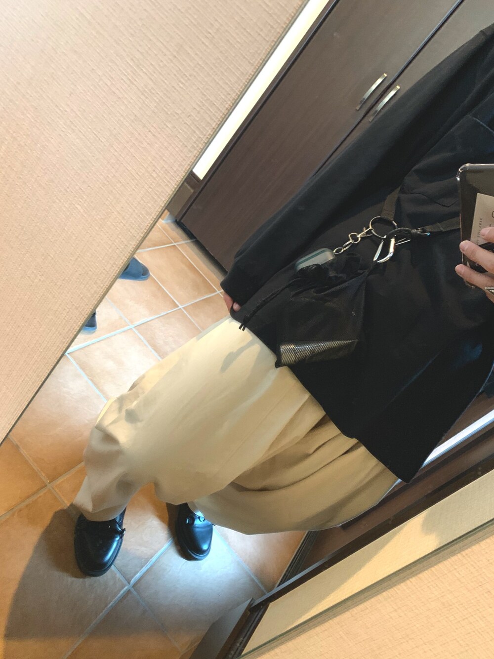 ブラック系のローファー、ブラック系のTシャツ/カットソー、ブラック系のサンダルを着用したメンズの冬コーディネートの1枚目の写真