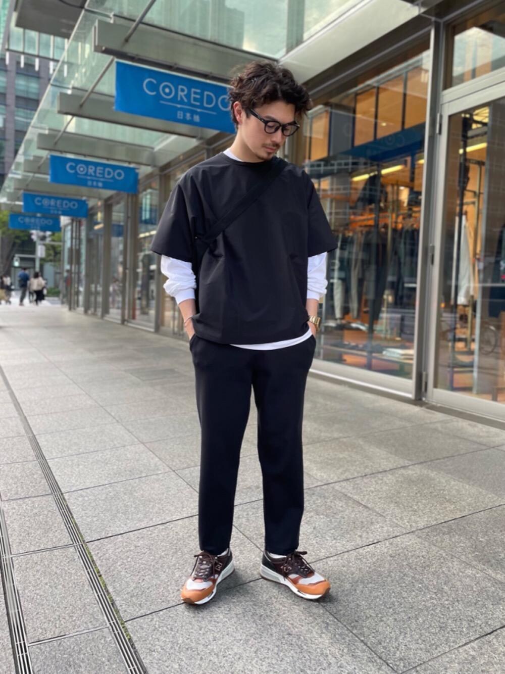 「スニーカー、パンツ、リラックス、Tシャツ/カットソー、👟バッグ」｜「CASIOの＜CASIO（カシオ）＞ GMW-B5000GD-9JFω（デジタル腕時計、ゴールド系）」を使った、瀧井 活大さん（メンズ・173cm）の春コーディネートの1枚目の写真