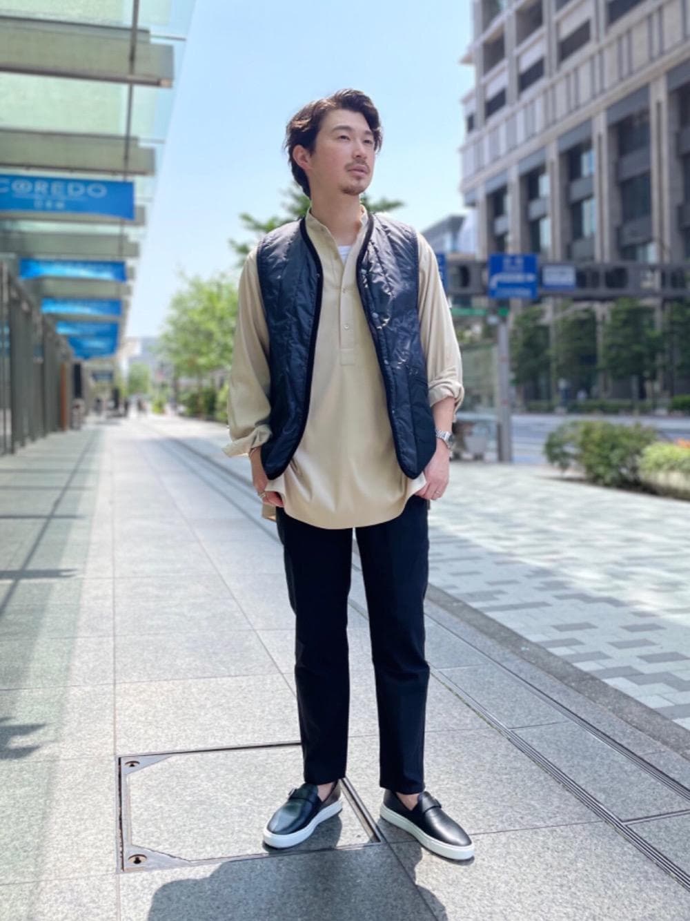 「スニーカー、アウター、トレンド、リラックス、シャツ/ブラウス、ぱんつ」｜「UNITED ARROWSの＜UNITED ARROWS＞ ツイル バンドカラー ビッグ プルオーバー（シャツ/ブラウス、ベージュ系）」を使った、瀧井 活大さん（メンズ・173cm）の春コーディネートの1枚目の写真