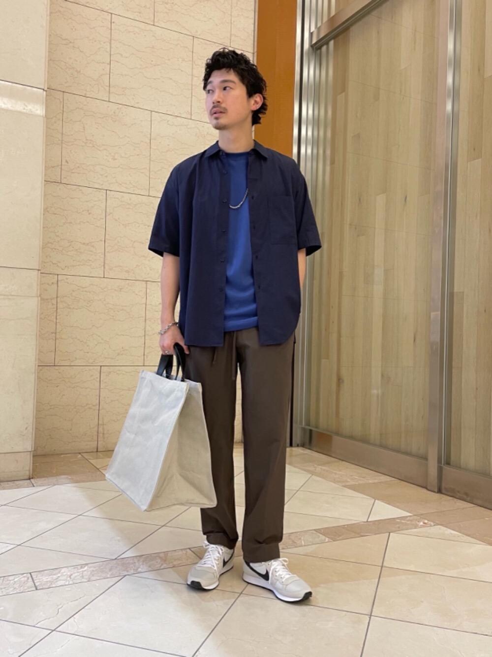 ブラウン系のその他パンツ、ブルー系のシャツ/ブラウス、ブルー系のTシャツ/カットソーを着用したメンズの夏コーディネートの1枚目の写真