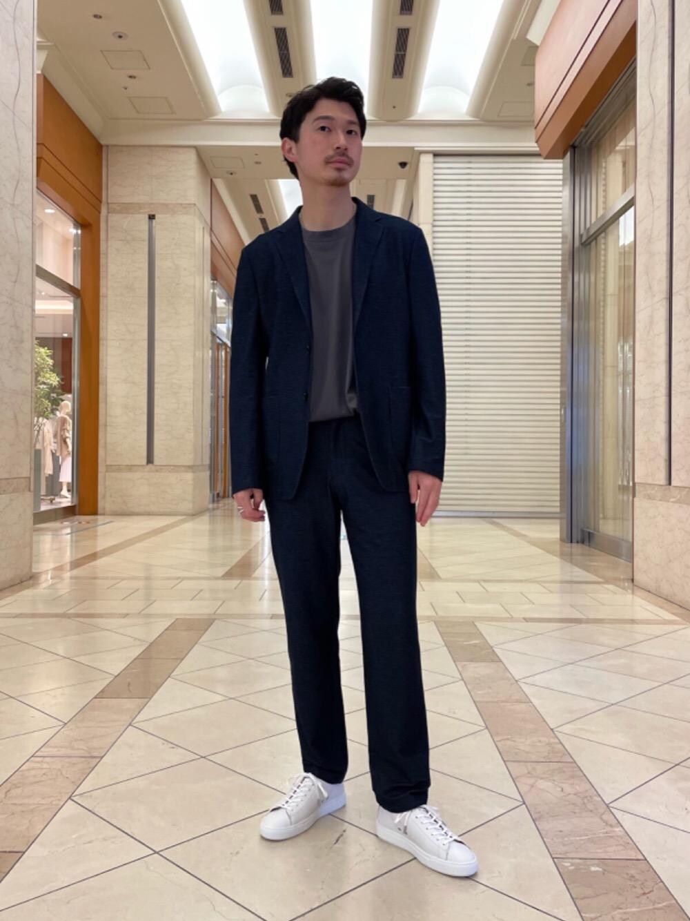 その他のスニーカー、ブルー系のスラックス、ブルー系のテーラードジャケットを着用したメンズの夏コーディネートの1枚目の写真