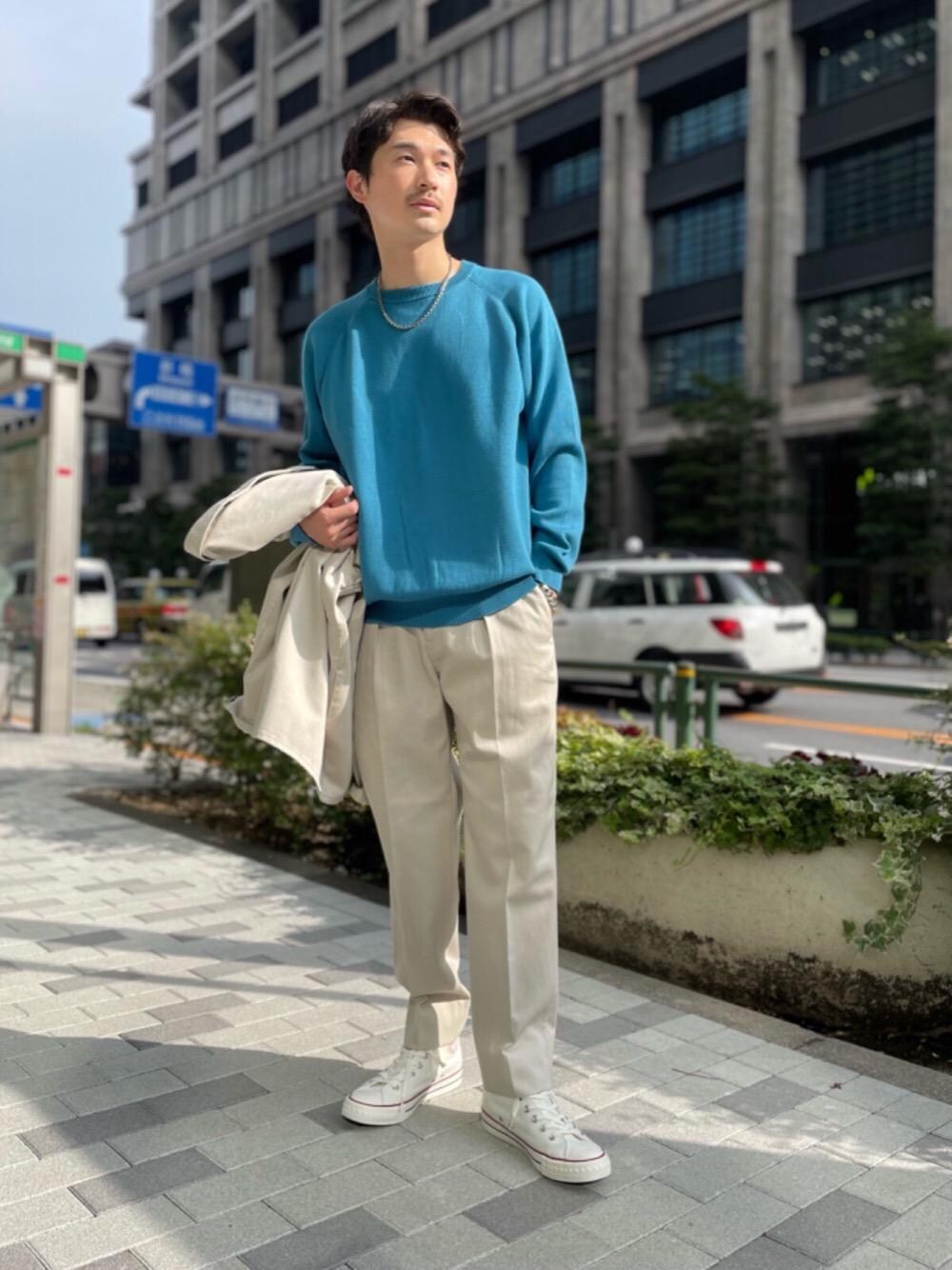 「スニーカー、アウター、トレンド、セットアップ、リラックス、ストリート、デニムパンツ、Tシャツ/カットソー、ベーシック/トラッド、ニット/セーター」｜「SLOANEの＜SLOANE（スローン）＞【別注】12G ダブルフェイス クルーネック†（ニット/セーター、ブルー系）」を使った、瀧井 活大さん（メンズ・173cm）の夏コーディネートの1枚目の写真