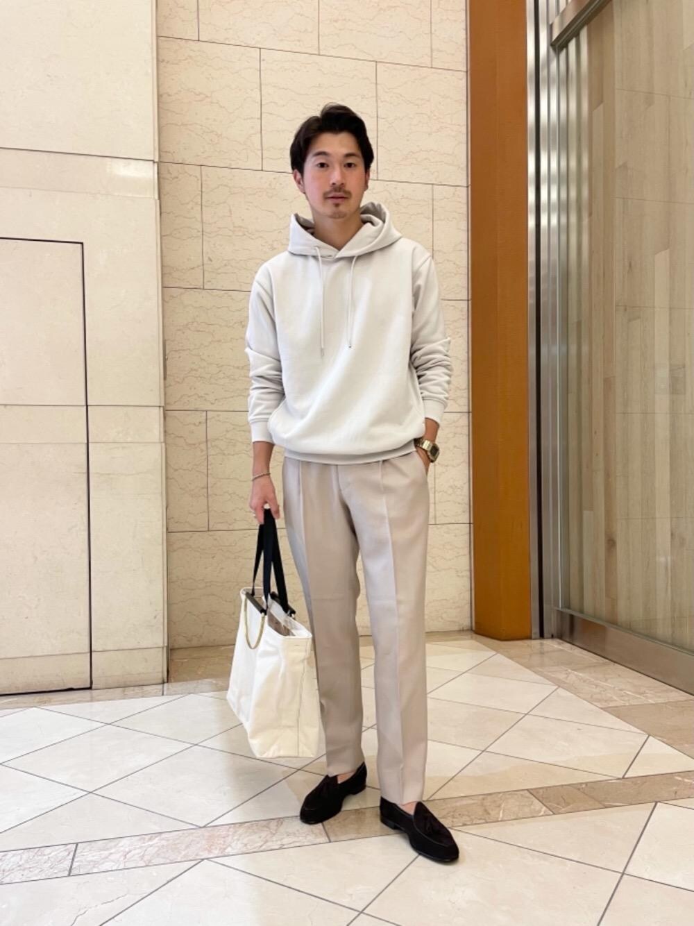 「トレンド、リラックス、ストリート、シューズ、Tシャツ/カットソー、ベーシック/トラッド」｜「UNITED ARROWSの<UNITED ARROWS> ベルジアン タッセル（スリッポン、ブラウン系）」を使った、瀧井 活大さん（メンズ・173cm）の秋コーディネートの1枚目の写真