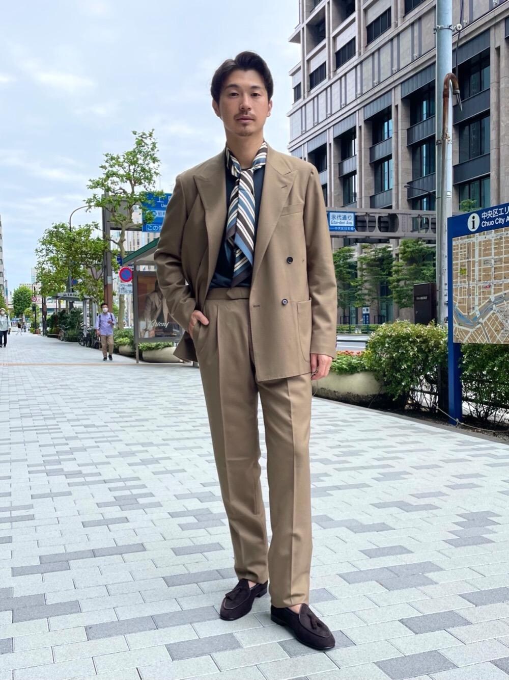 「セットアップ、リラックス、ビジネス、ベーシック/トラッド、スーツ/タイ、フォーマル/セレモニー、ニット/セーター」｜「UNITED ARROWSの<UNITED ARROWS> ベルジアン タッセル（スリッポン、ブラウン系）」を使った、瀧井 活大さん（メンズ・173cm）の秋コーディネートの1枚目の写真