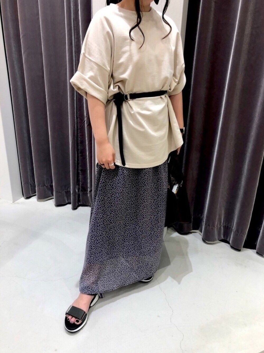 パープル系のスカート、グリーン系のサンダル、ベージュ系のTシャツ/カットソーを着用したレディースの夏コーディネートの1枚目の写真