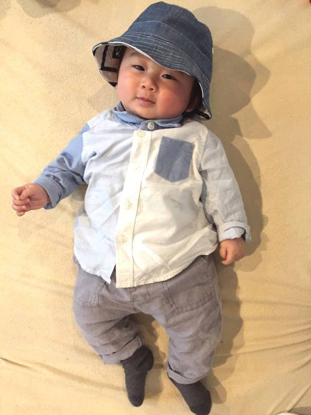 「男の子、赤ちゃんコーデ、帽子、シャツスタイル、80cm」｜「babyGAPのアイテム（シャツ/ブラウス、ブルー系）」を使った、ショーンさん（キッズ・70cm）の春コーディネートの1枚目の写真