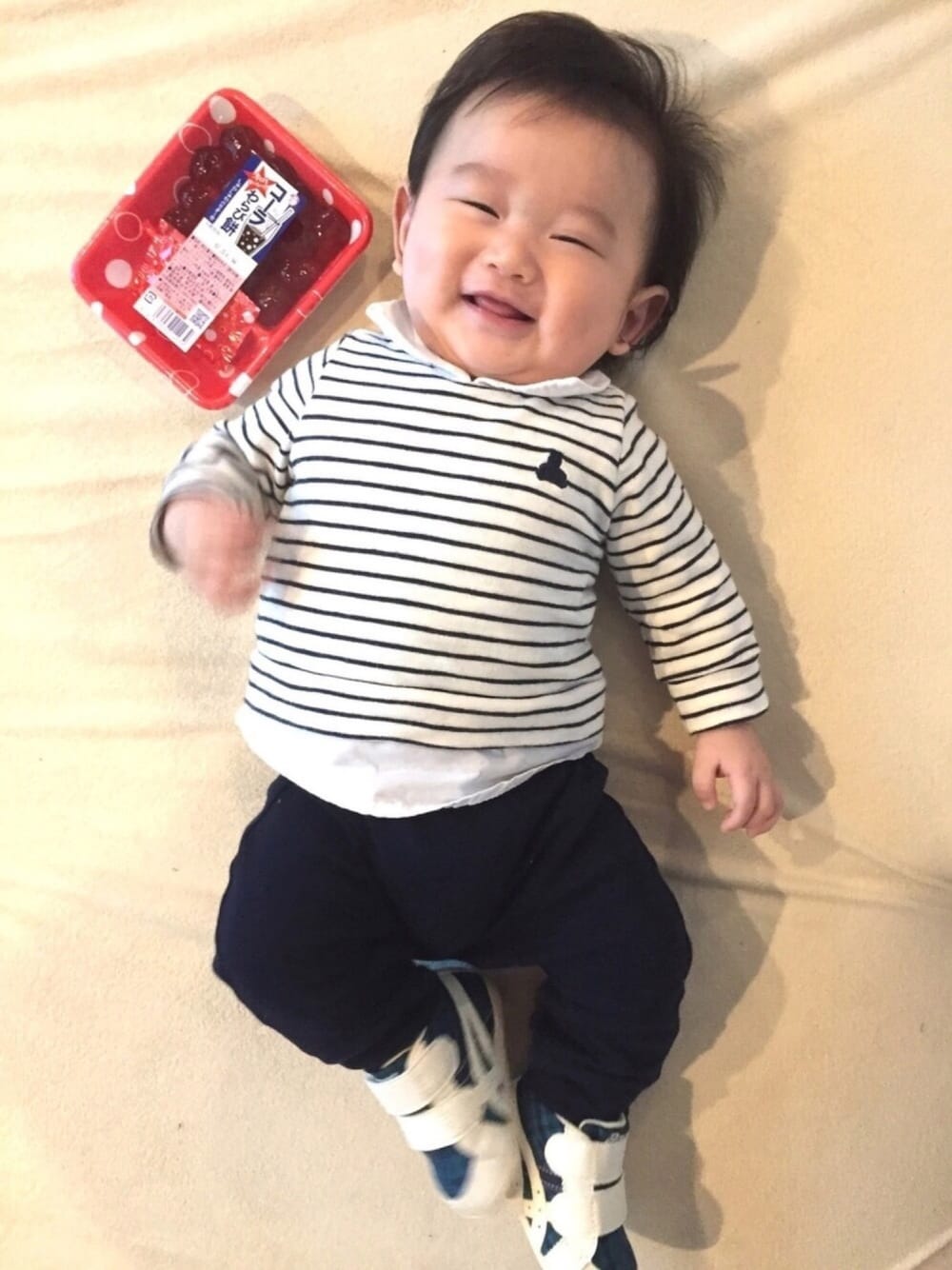 「4カ月、男の子、GAP、コーラわらび餅、ファーストシューズ、赤ちゃんコーデ」｜「babyGAPのアイテム（ロンパース、ホワイト系）」を使った、ショーンさん（キッズ・70cm）の春コーディネートの1枚目の写真