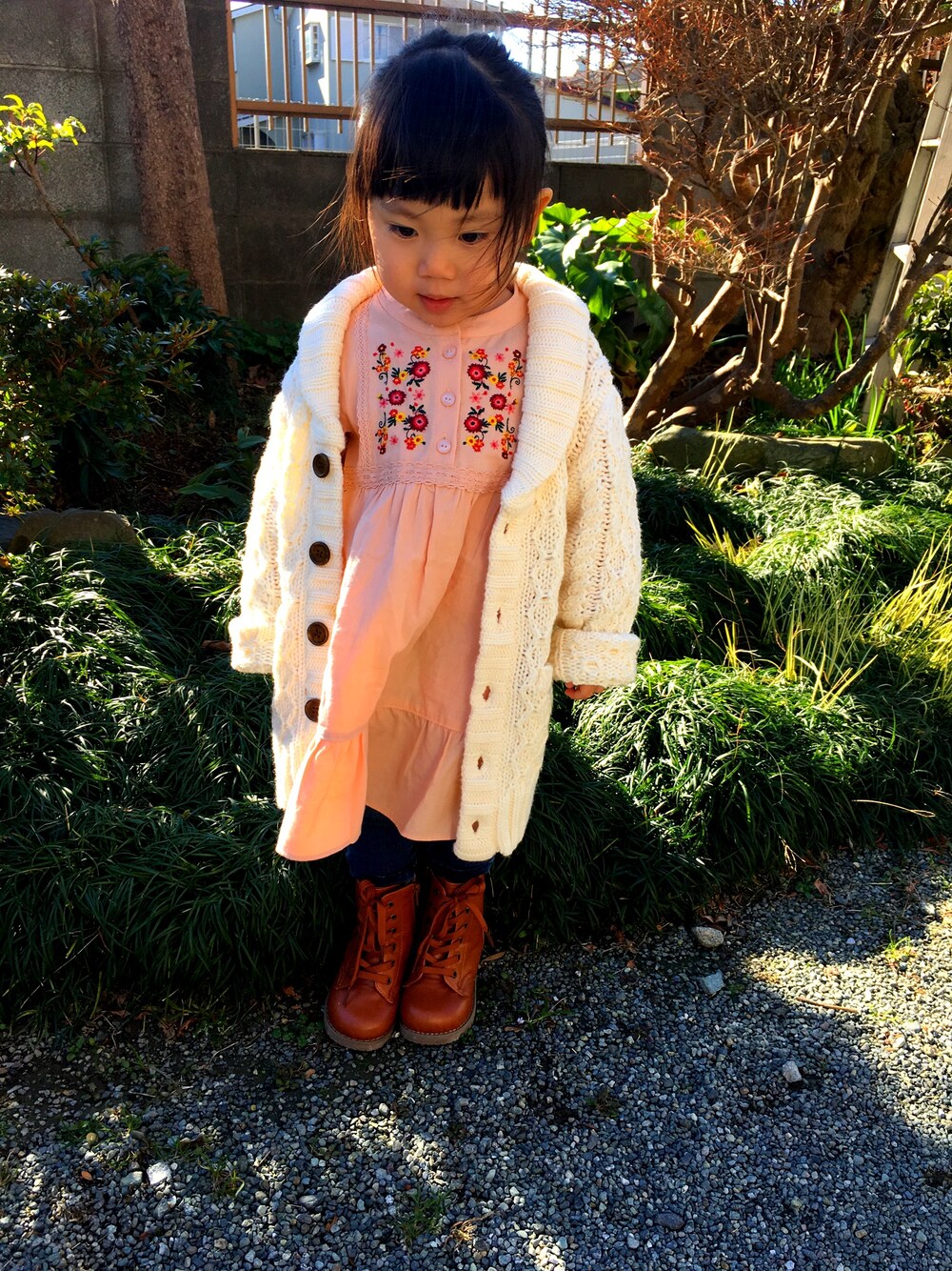 「ブランシェス(BRANSHES)、刺繍入りワンピース、デニムパンツ、スキニーデニム、ブーツ、西松屋」｜「韓国服のアイテム（カーディガン/ボレロ、ホワイト系）」を使った、SAKURA@ぴー妻さん（キッズ・100cm）の冬コーディネートの1枚目の写真