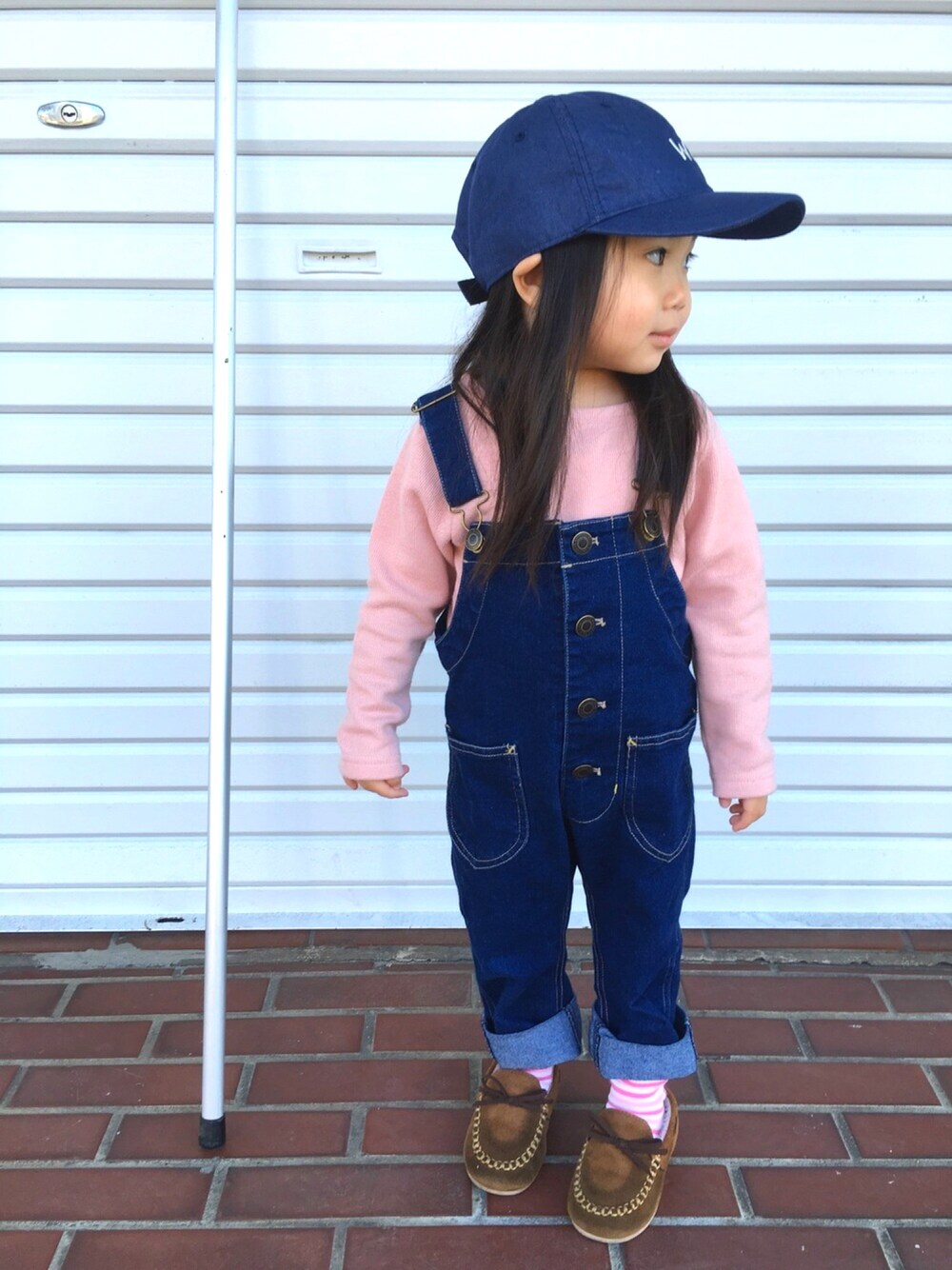 「プチプラ、チャオパニックティピー(CIAOPANIC TYPY)、ピンク、オーバーオール、キャップ、西松屋」｜「西松屋のアイテム（キャップ、ブルー系）」を使った、SAKURA@ぴー妻さん（キッズ・100cm）の冬コーディネートの1枚目の写真
