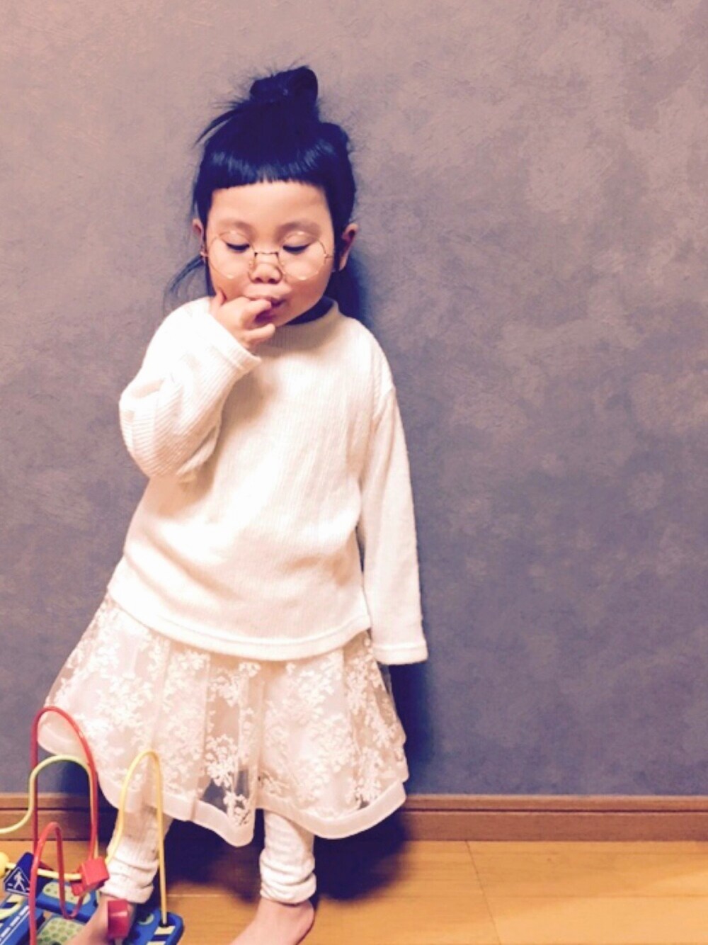 「まっしろしろすけはどこだ！？、ブランシェス(BRANSHES)、ドレス、マザーウェイズ、まっしろしろすけはここだ！！」｜「KOREAのアイテム（メガネ、ゴールド系）」を使った、SAKURA@ぴー妻さん（キッズ・100cm）の冬コーディネートの1枚目の写真