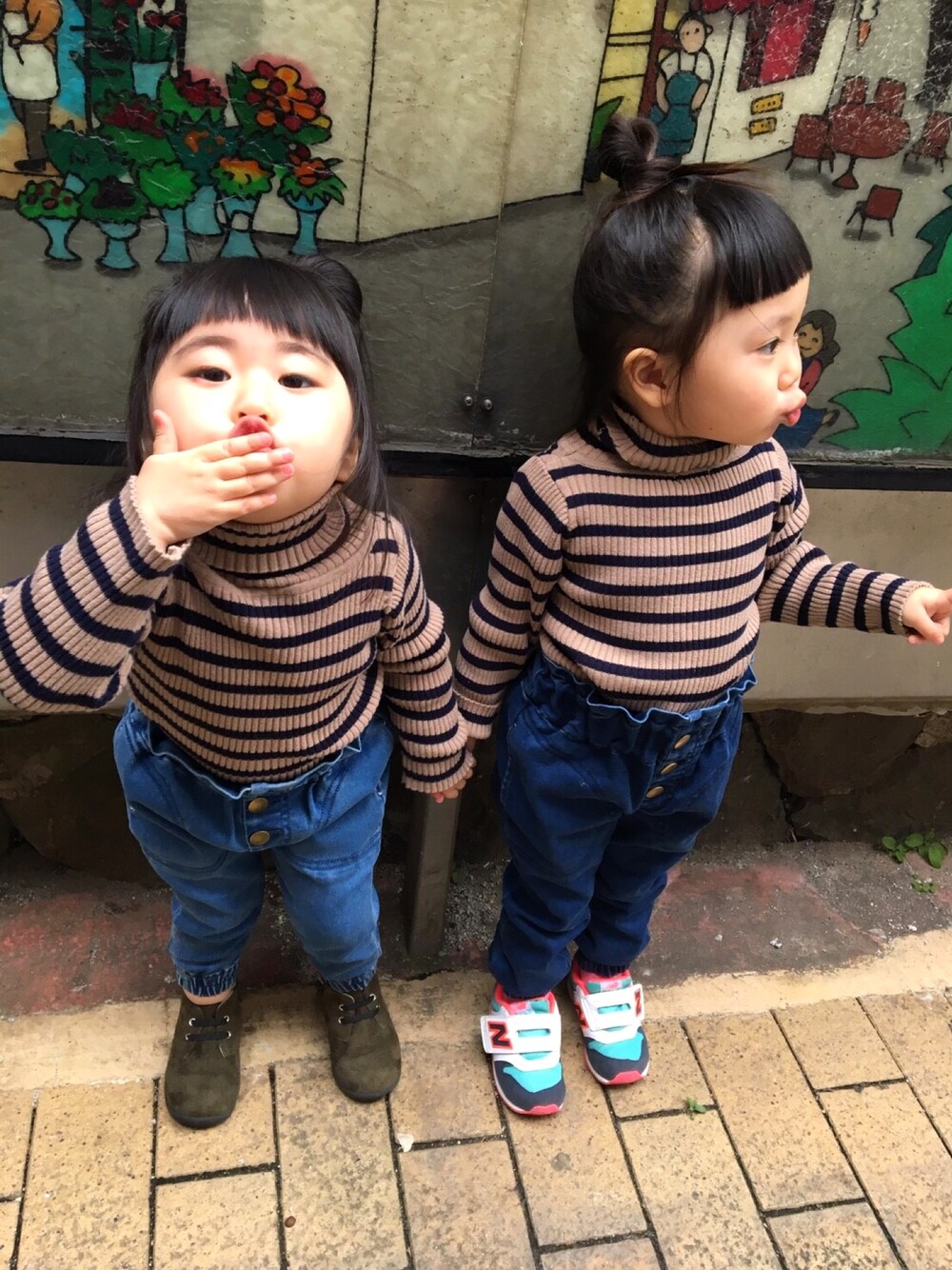 「双子コーデ、おだんごヘアー、ラッドチャップ、ブランシェス(BRANSHES)」｜「BRANSHESのボーダータートルネックTシャツ（ニット/セーター、ブラウン系）」を使った、SAKURA@ぴー妻さん（キッズ・90cm）の冬コーディネートの1枚目の写真