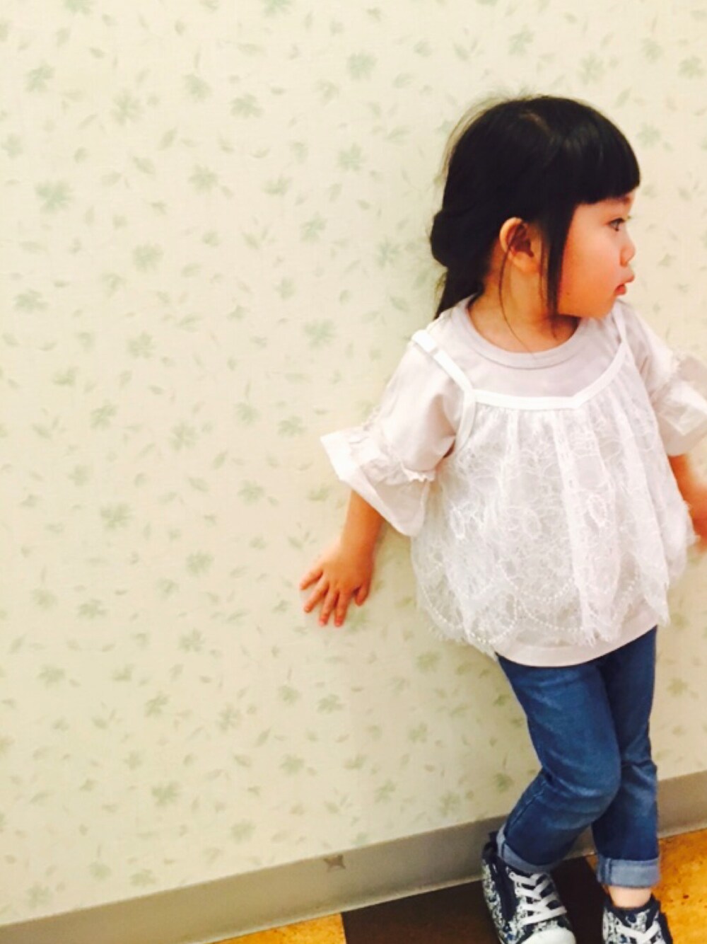 「ラッドチャップ、レースキャミ、シンプルコーデ、かわいい、オールドネイビー、デニムパンツ、コンバース、花柄スニーカー」｜「RADCHAPの切替スリーブ半袖Tシャツ（Tシャツ/カットソー、グレー系）」を使った、SAKURA@ぴー妻さん（キッズ・90cm）の春コーディネートの1枚目の写真